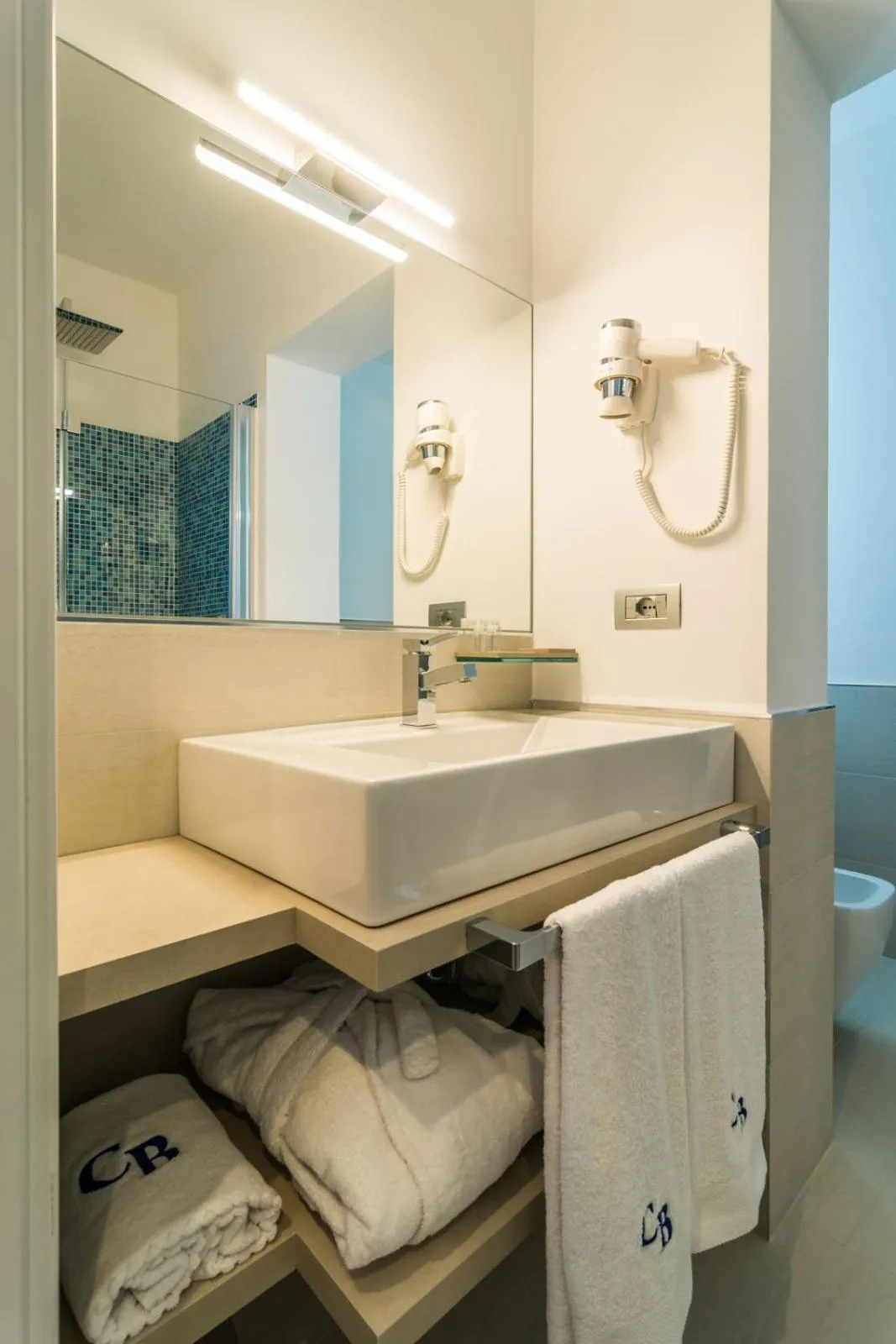 Shower in Cafe Bleu Relais