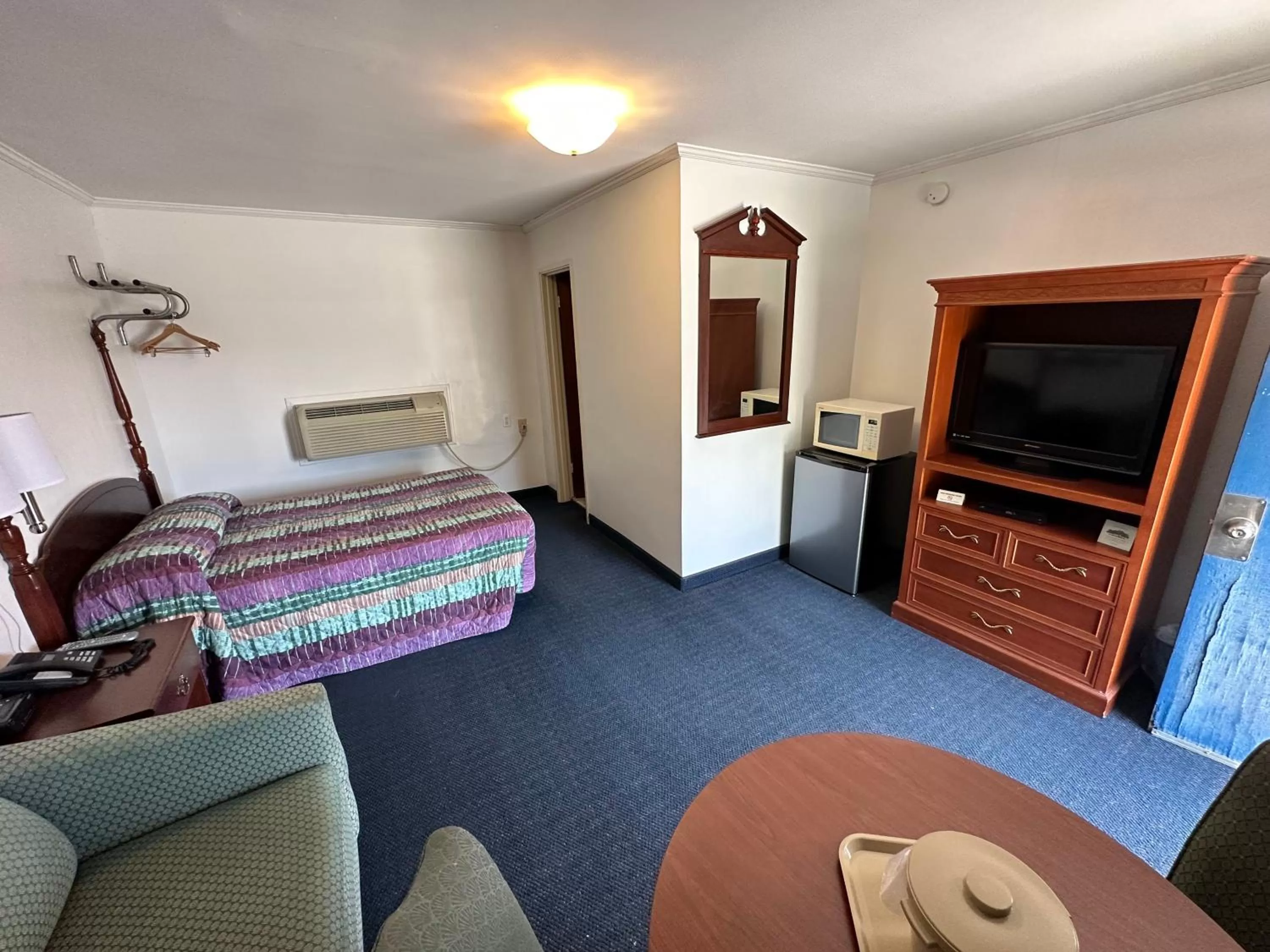 TV and multimedia, Bed in Four Oaks Lodging