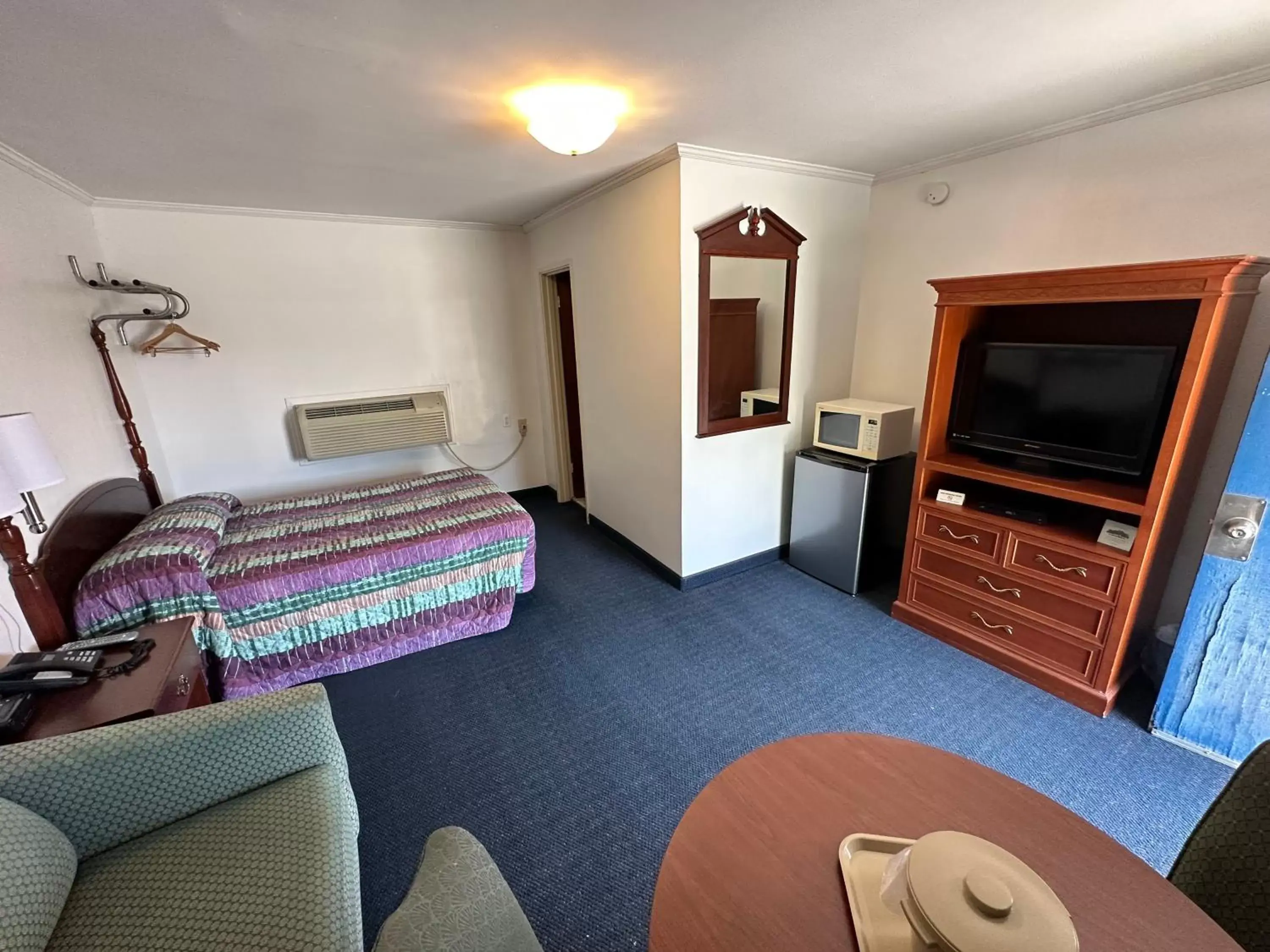 TV and multimedia, TV/Entertainment Center in Four Oaks Lodging