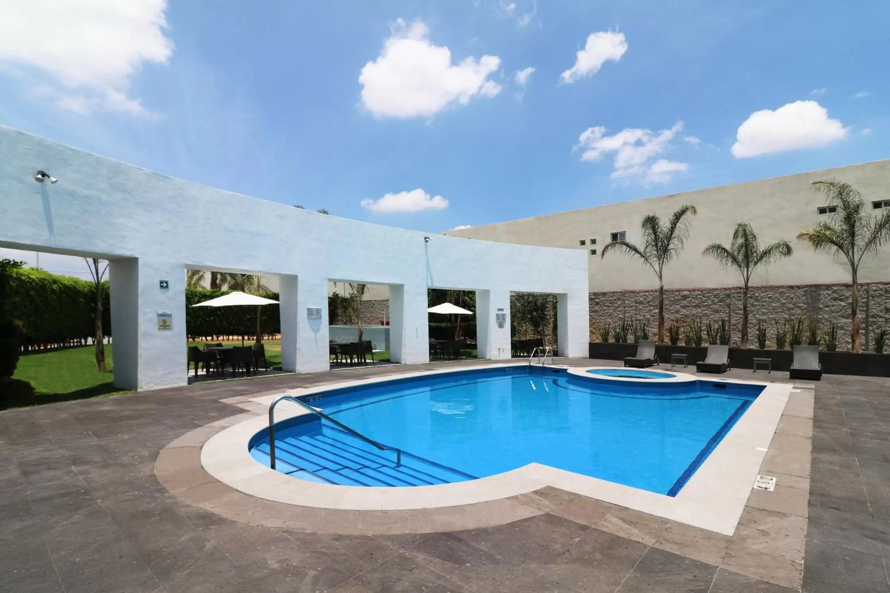 Swimming Pool in Holiday Inn Express San Luis Potosí, an IHG Hotel