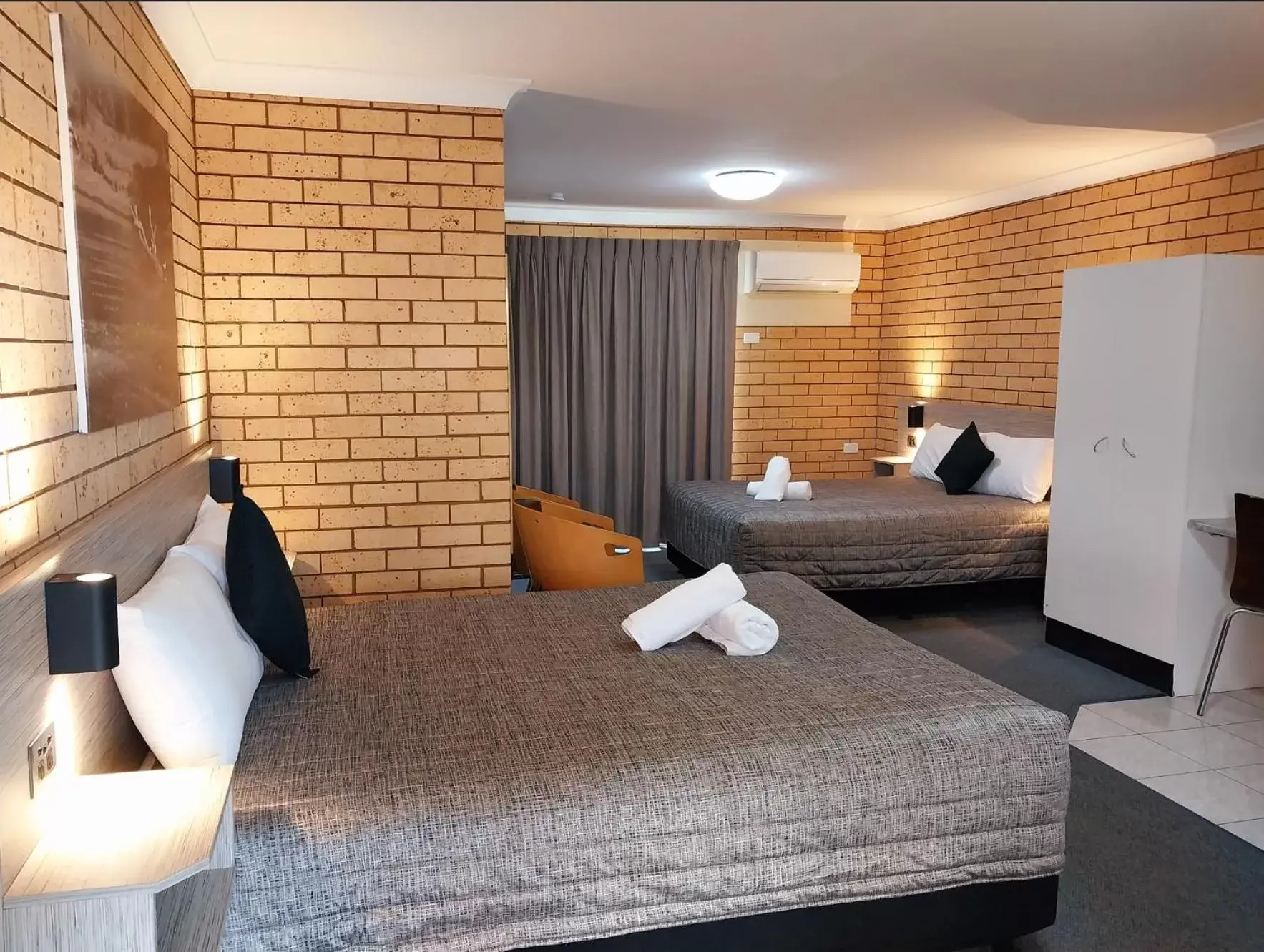 Bed in Tallarook Motor Inn