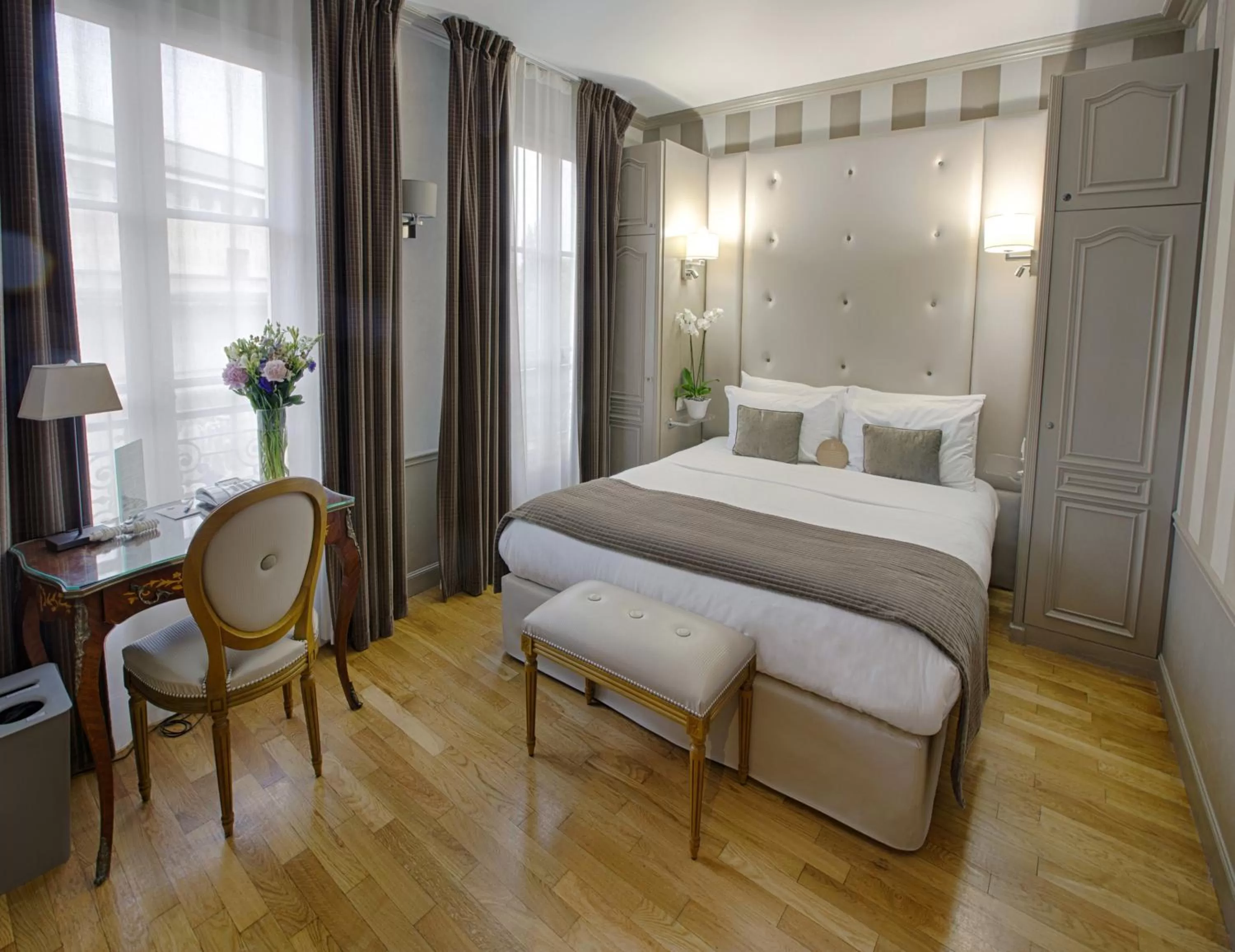 Bed in Eiffel Trocadéro