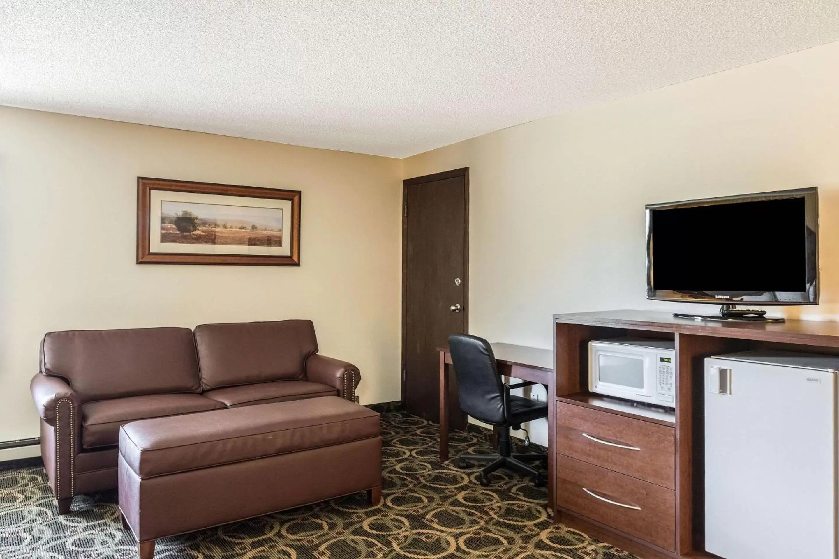 Photo of the whole room, Seating Area in Rodeway Inn Leadville