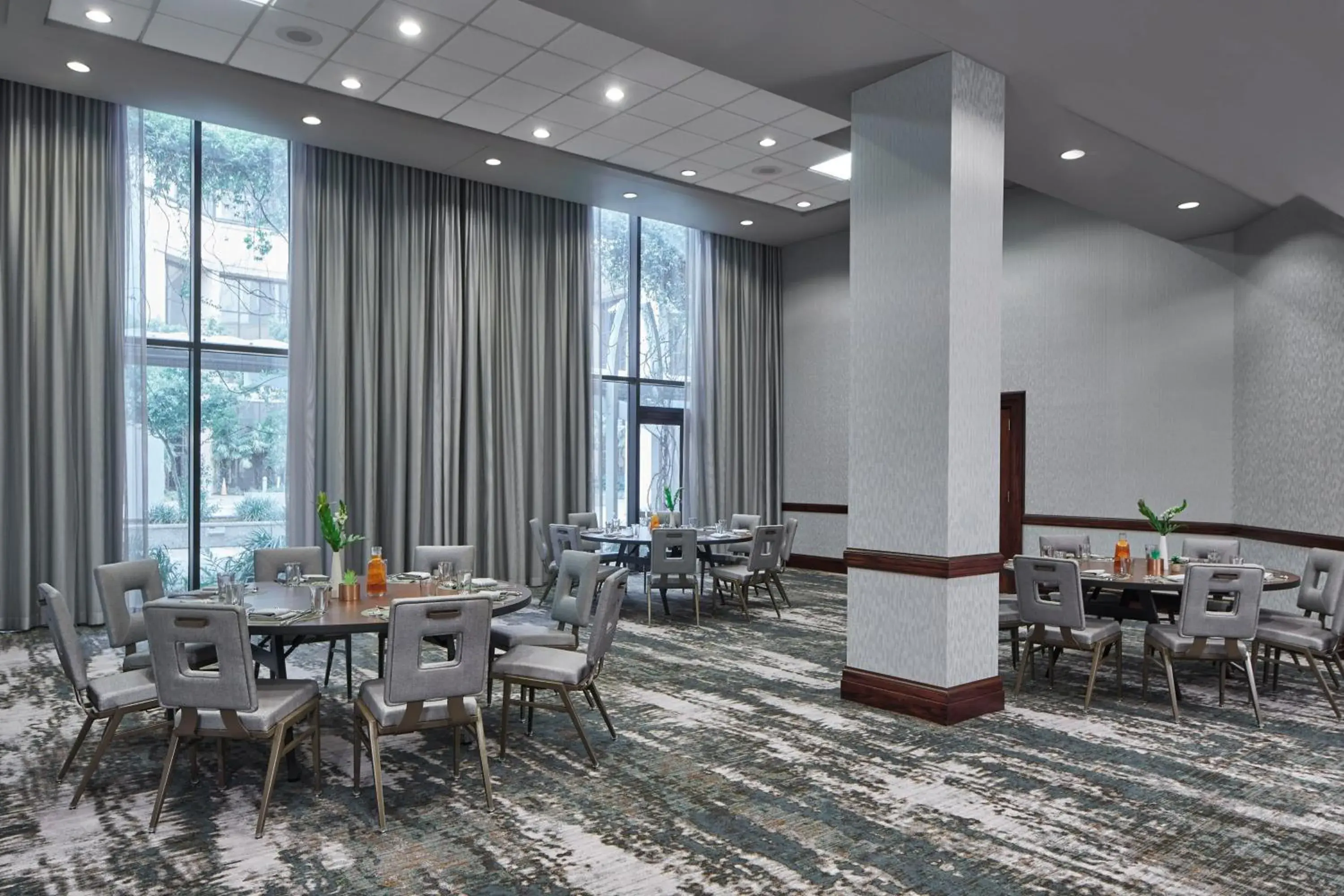 Meeting/conference room, Restaurant/Places to Eat in Renaissance by Marriott Mobile Riverview Plaza Hotel