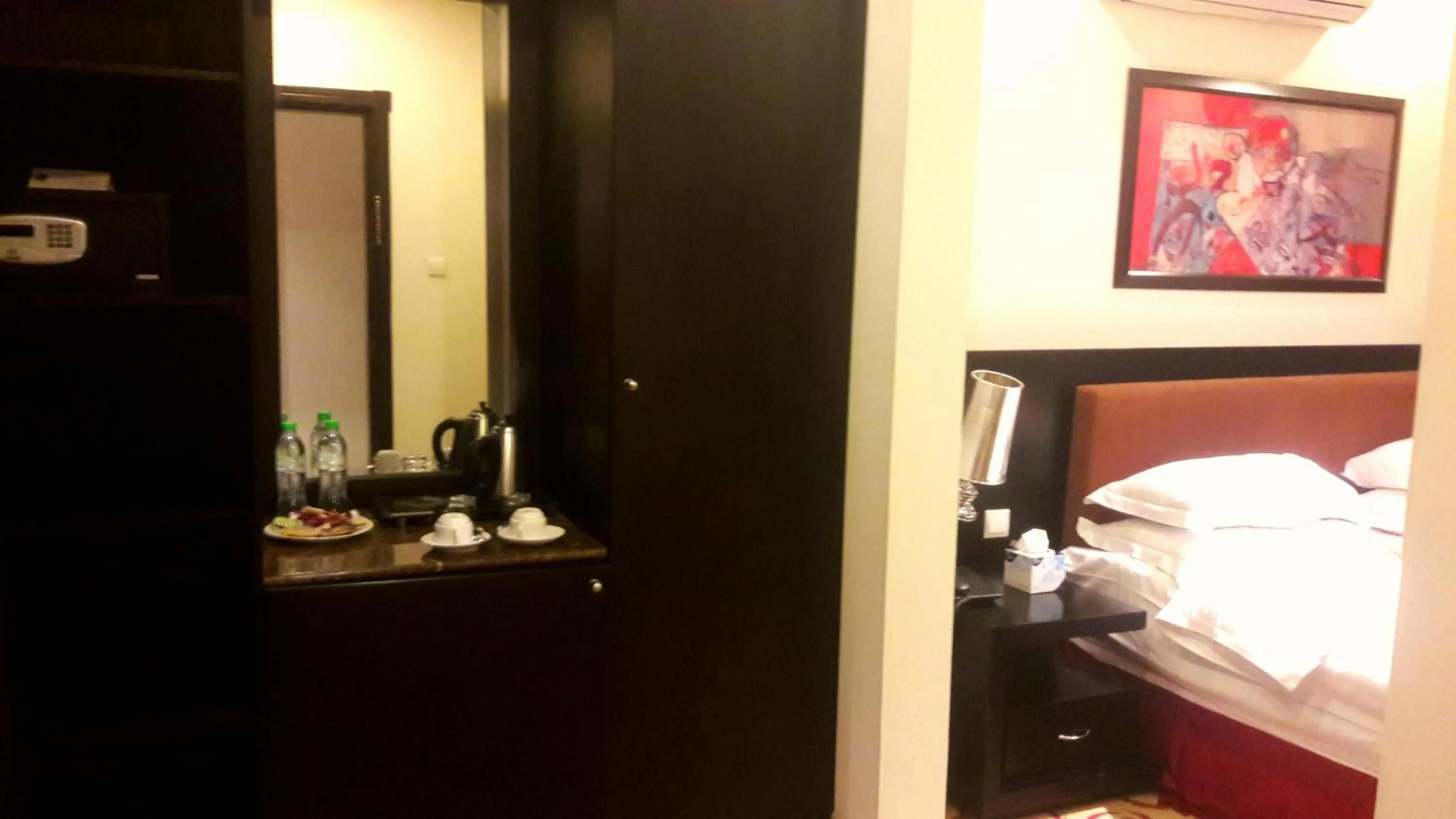 Coffee/tea facilities, Bed in فندق حديقة الأزهار