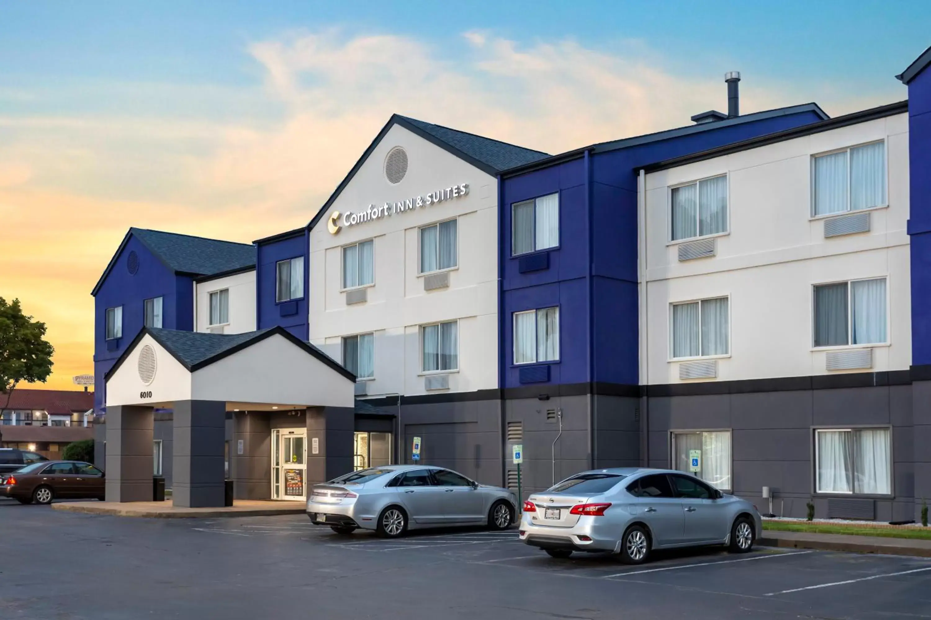 Property Building in Comfort Inn & Suites