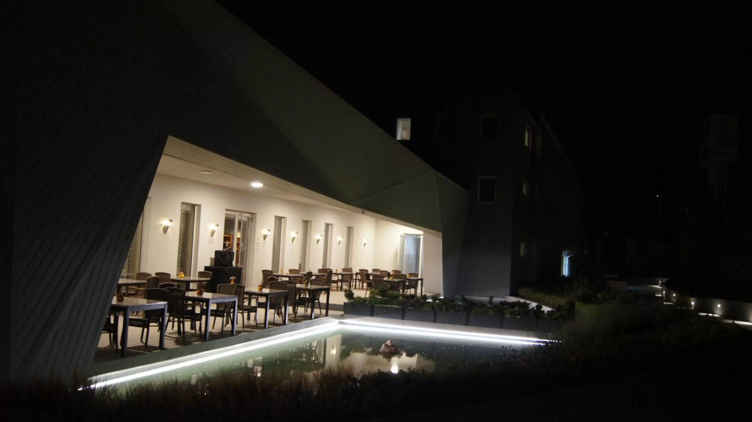 Restaurant/places to eat in Anna Hotel