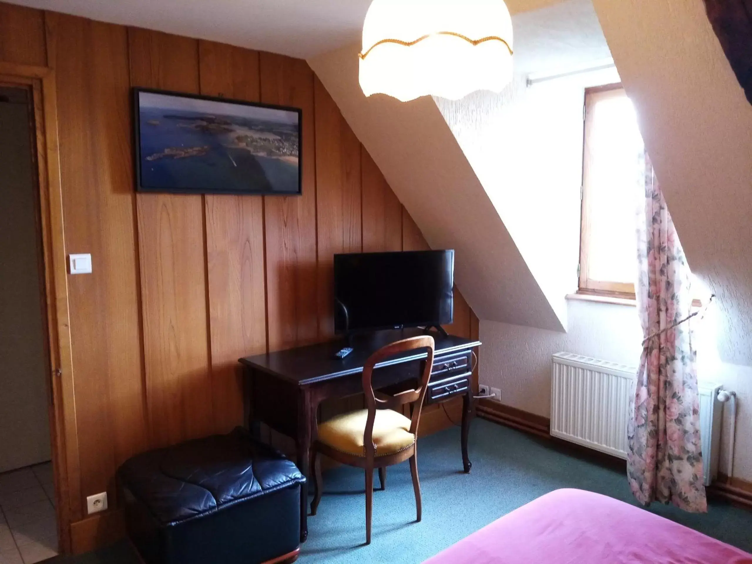 Bedroom, TV/Entertainment Center in Domaine de launay blot, Proche MT ST MICHEL