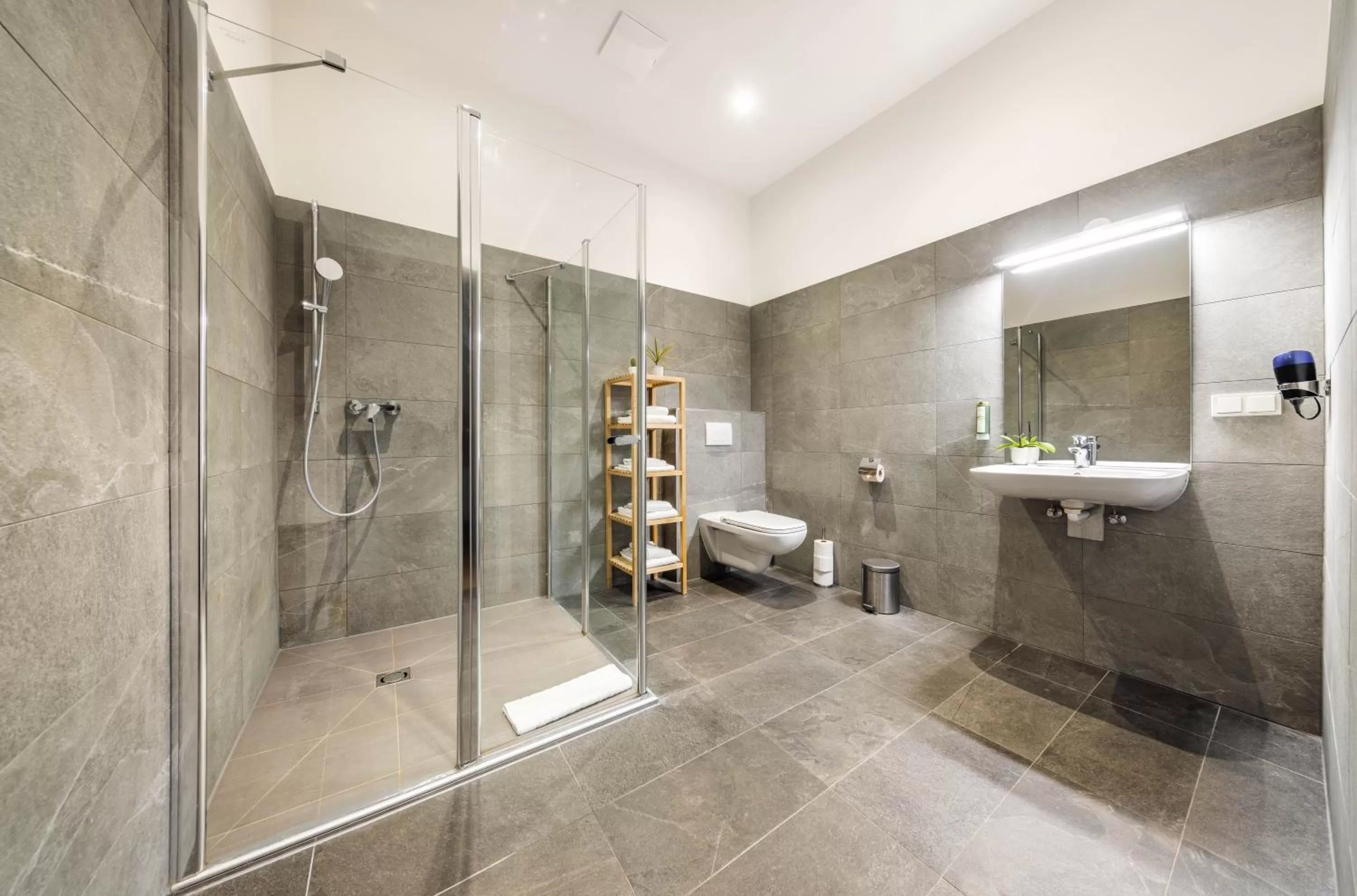 Shower in Jimmy's Apartments Emerald