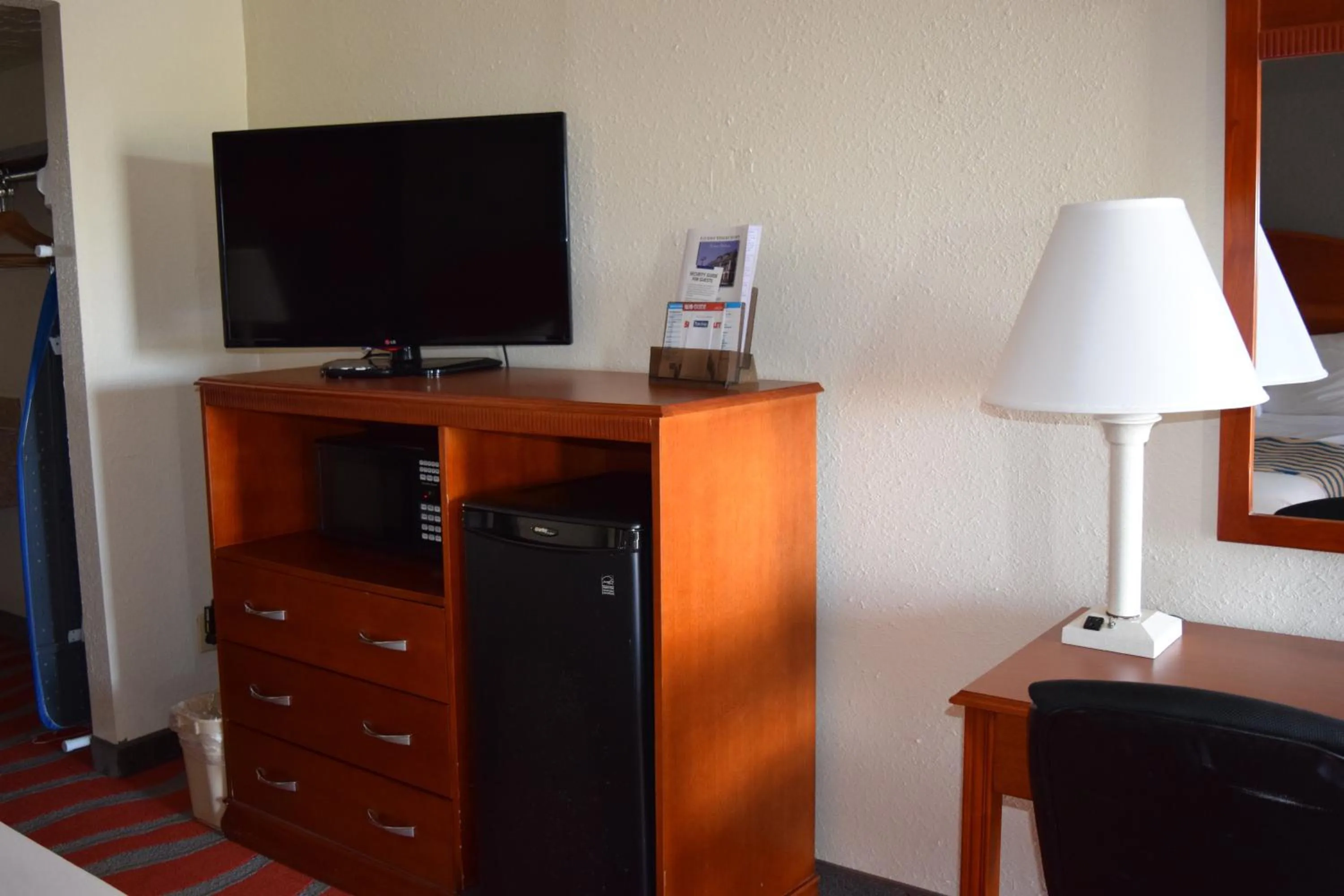 TV and multimedia in Travelodge Inn & Suites by Wyndham Norman