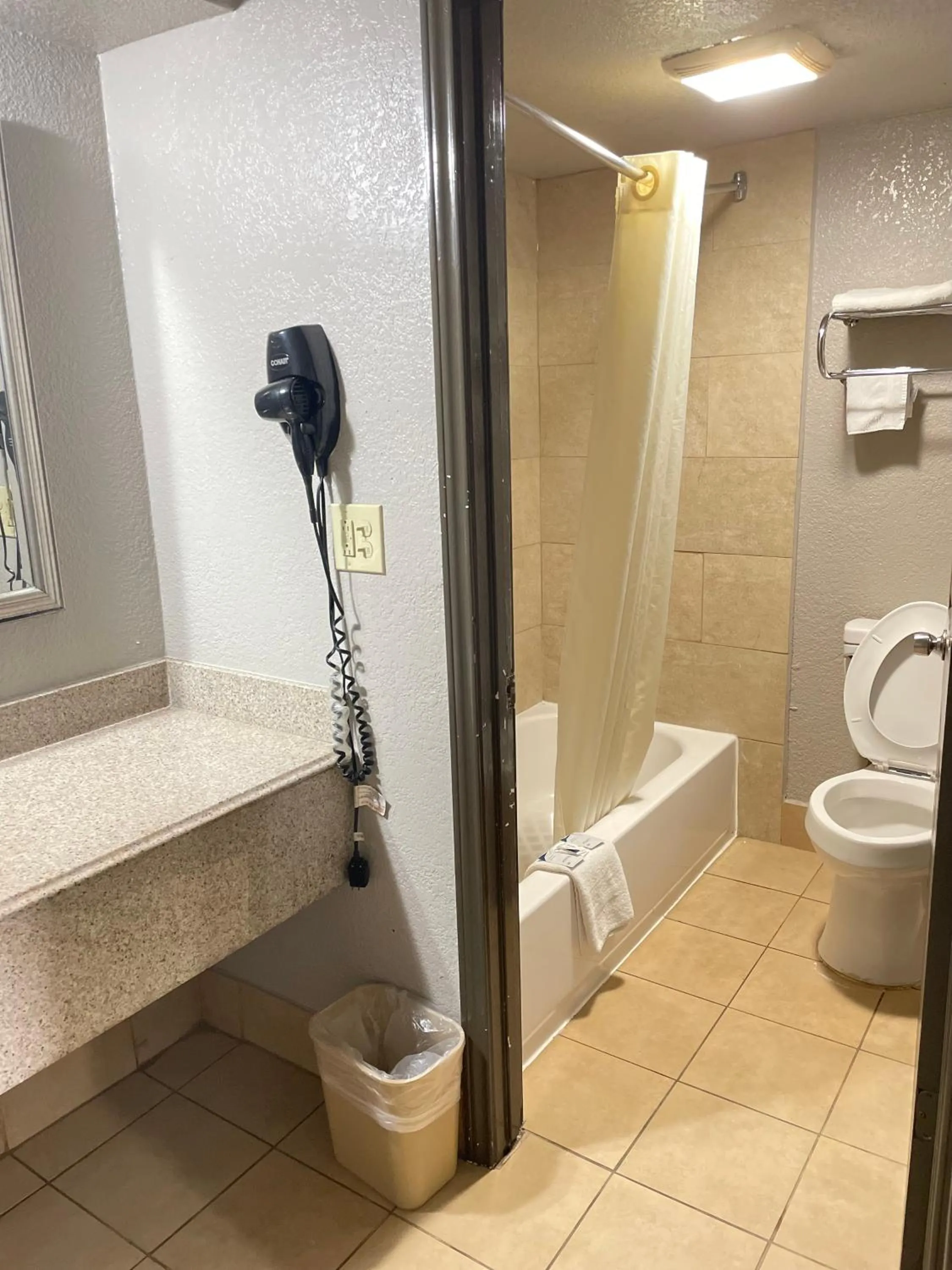 Bath in REGENCY INN - CHANNELVIEW