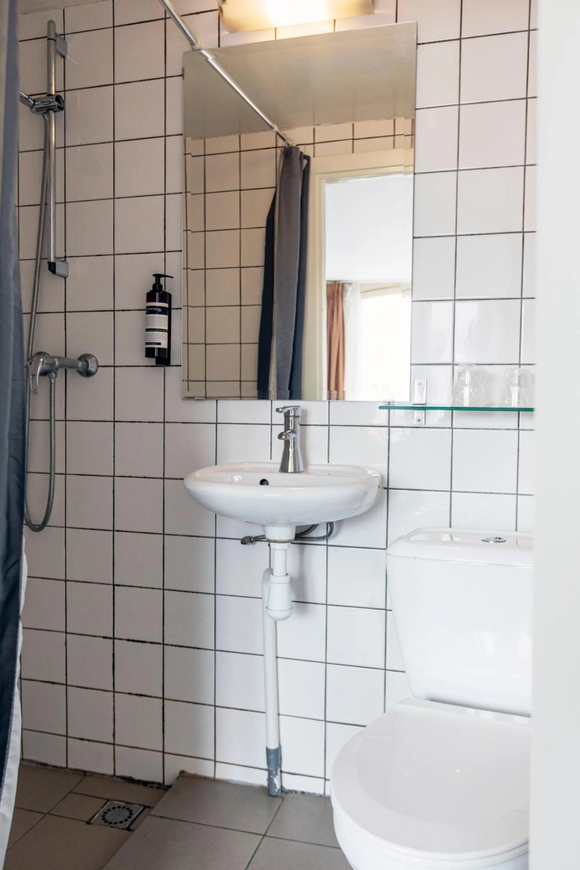 Bathroom in Quentin Arrive Hotel