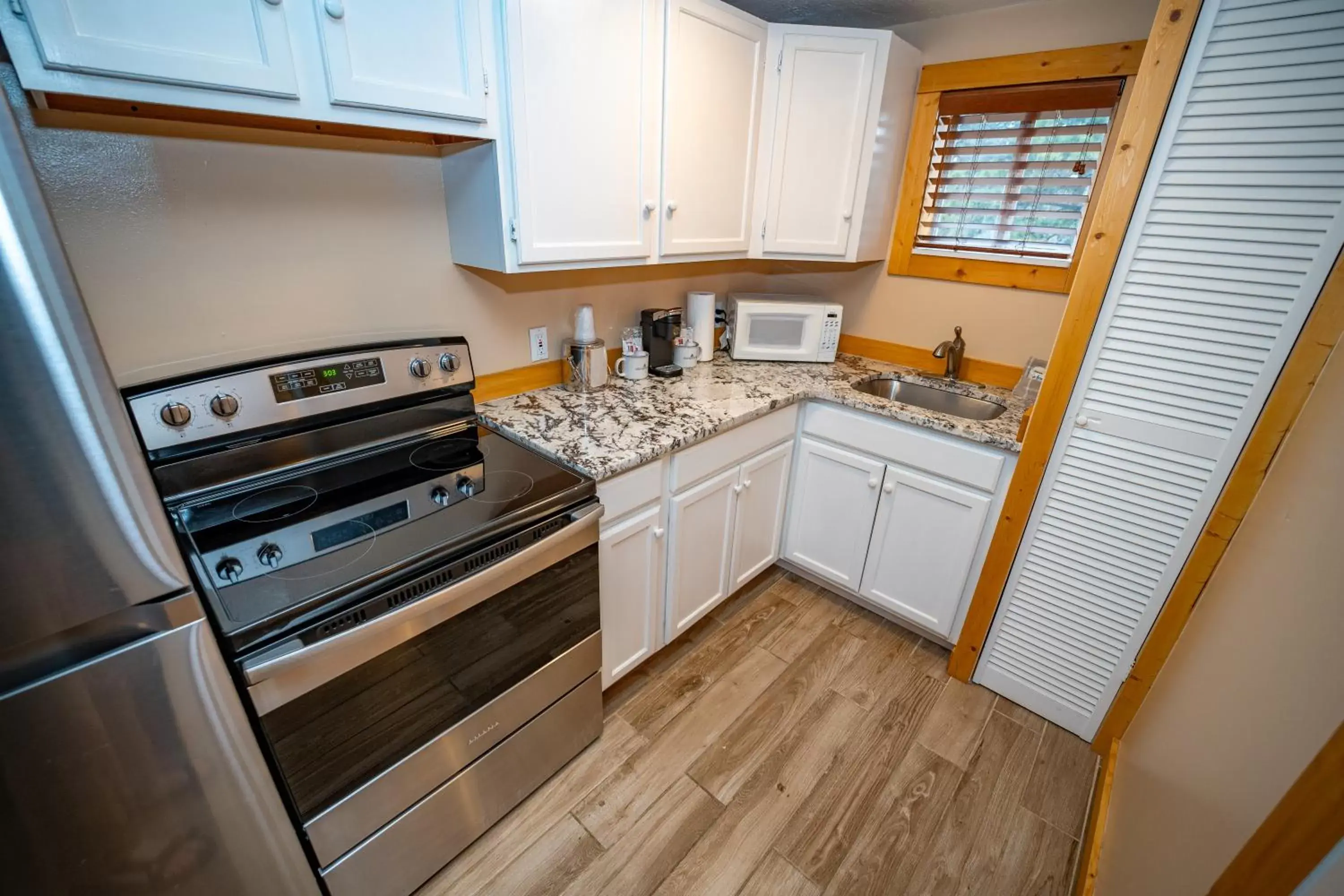 Kitchen/Kitchenette in Estes Mountain Inn