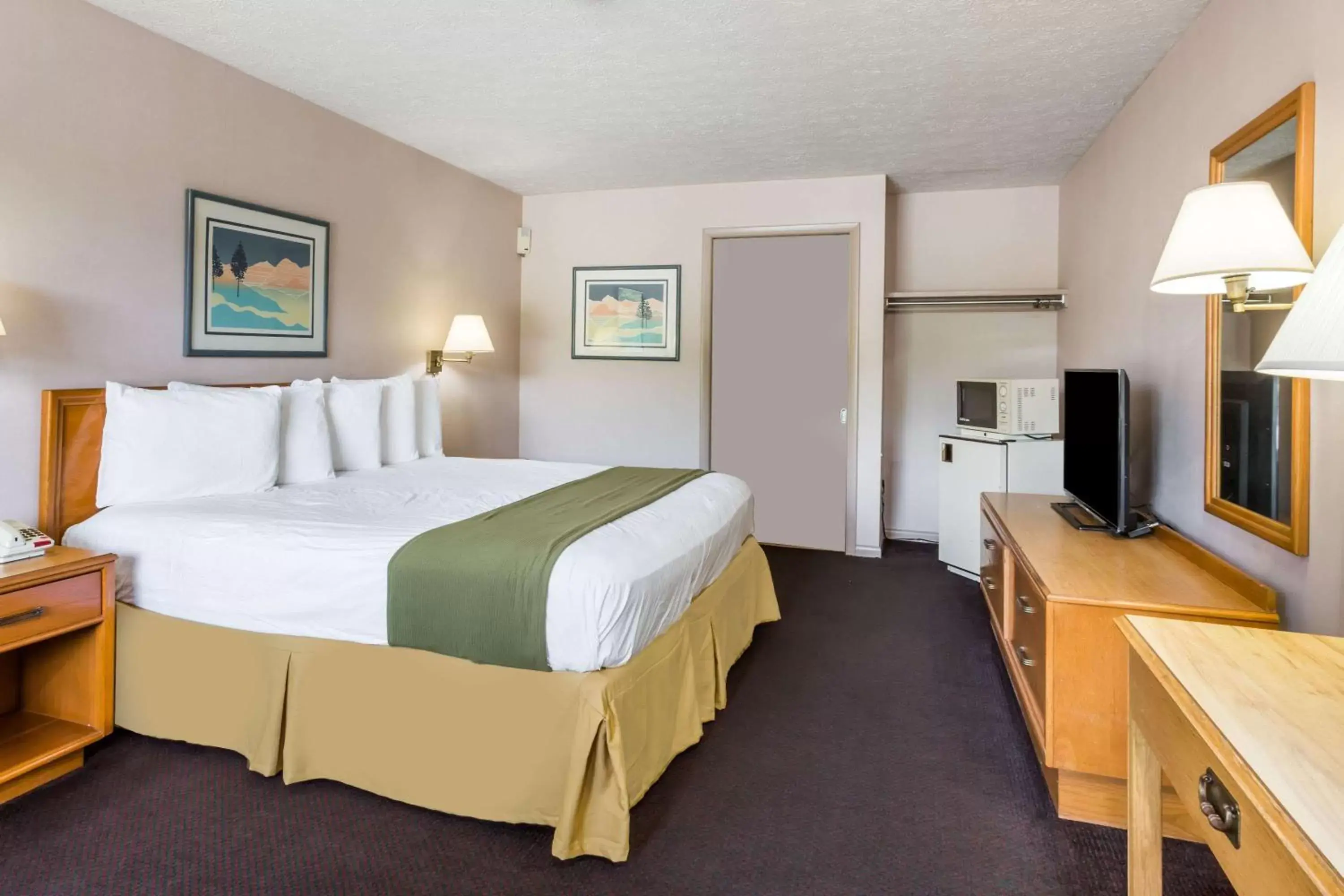 Photo of the whole room, Bed in Days Inn by Wyndham Bedford