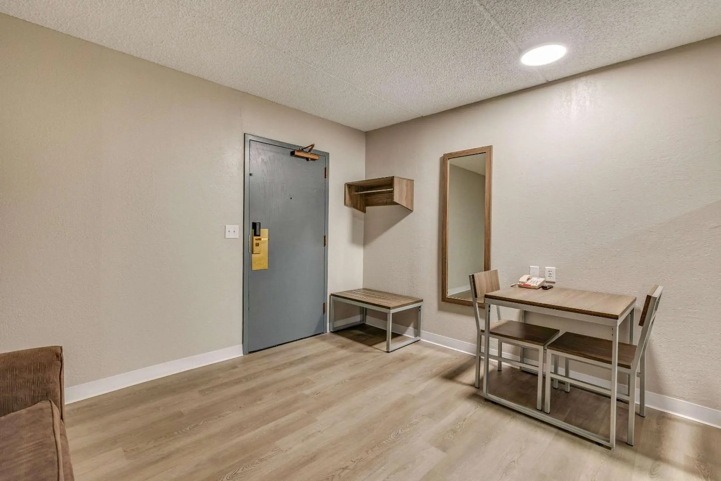 Bedroom, Dining Area in Suburban Studios Milwaukee Airport