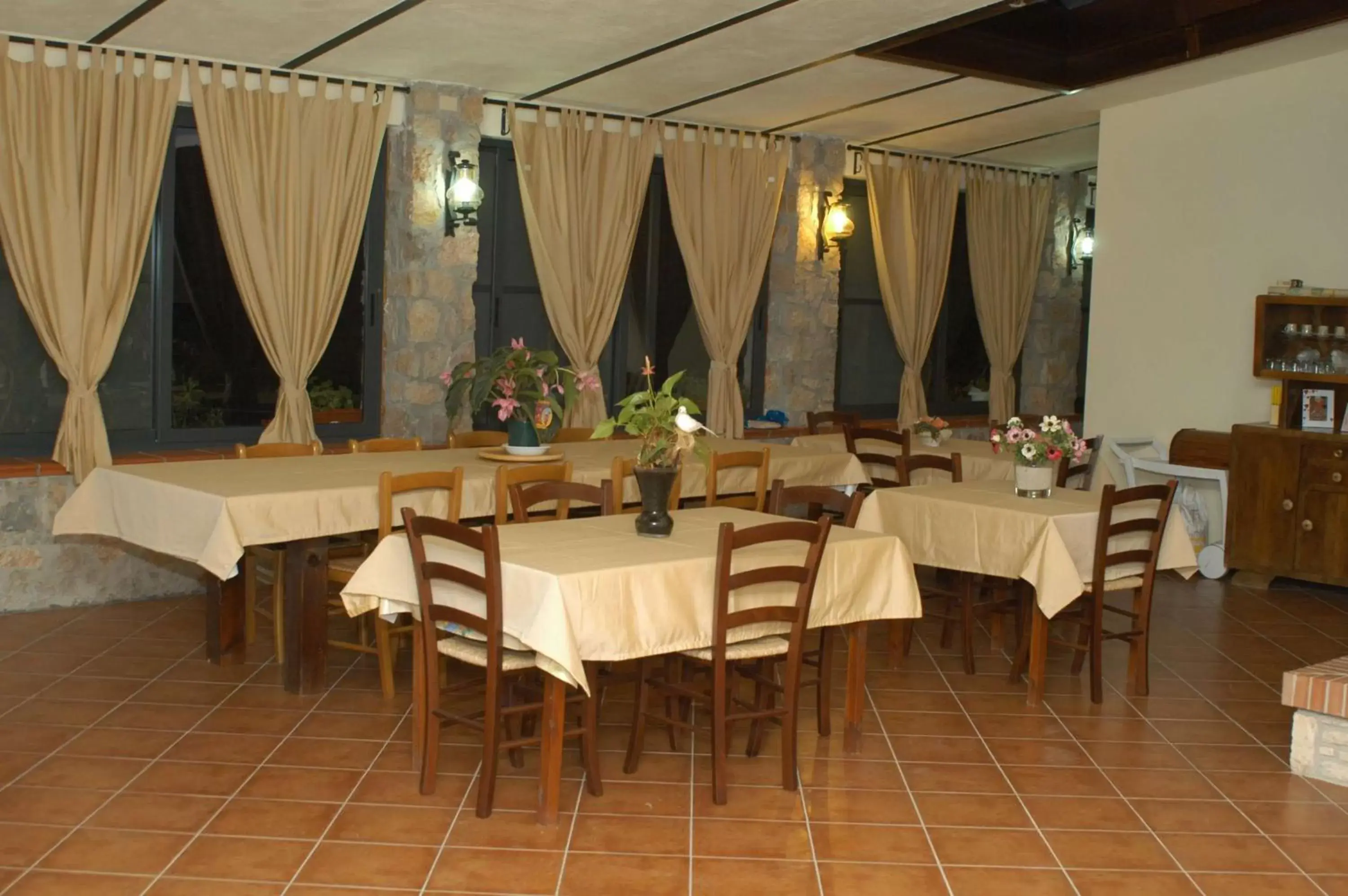Communal lounge/ TV room, Restaurant/Places to Eat in B&B La Vecchia Scuola