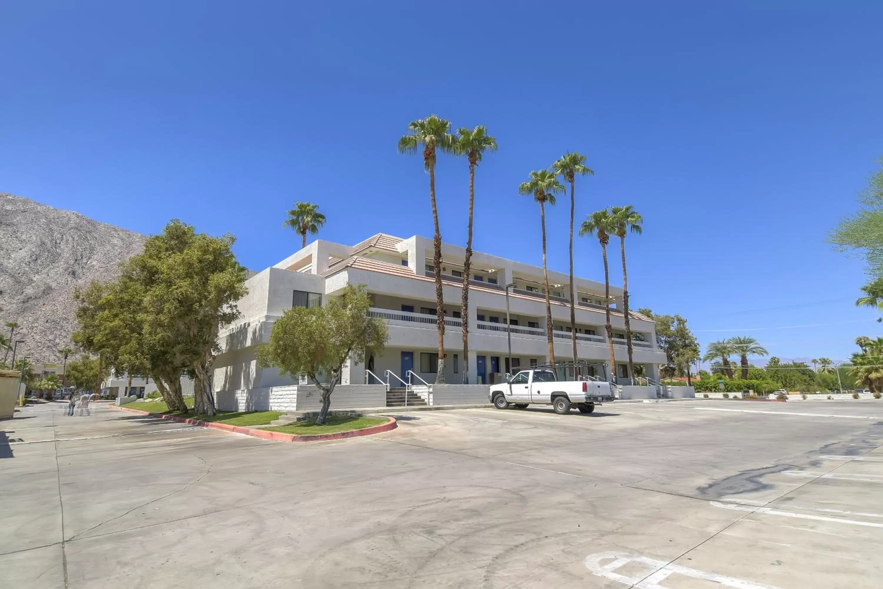 Facade/entrance, Property Building in Motel 6-Palm Springs, CA - Downtown