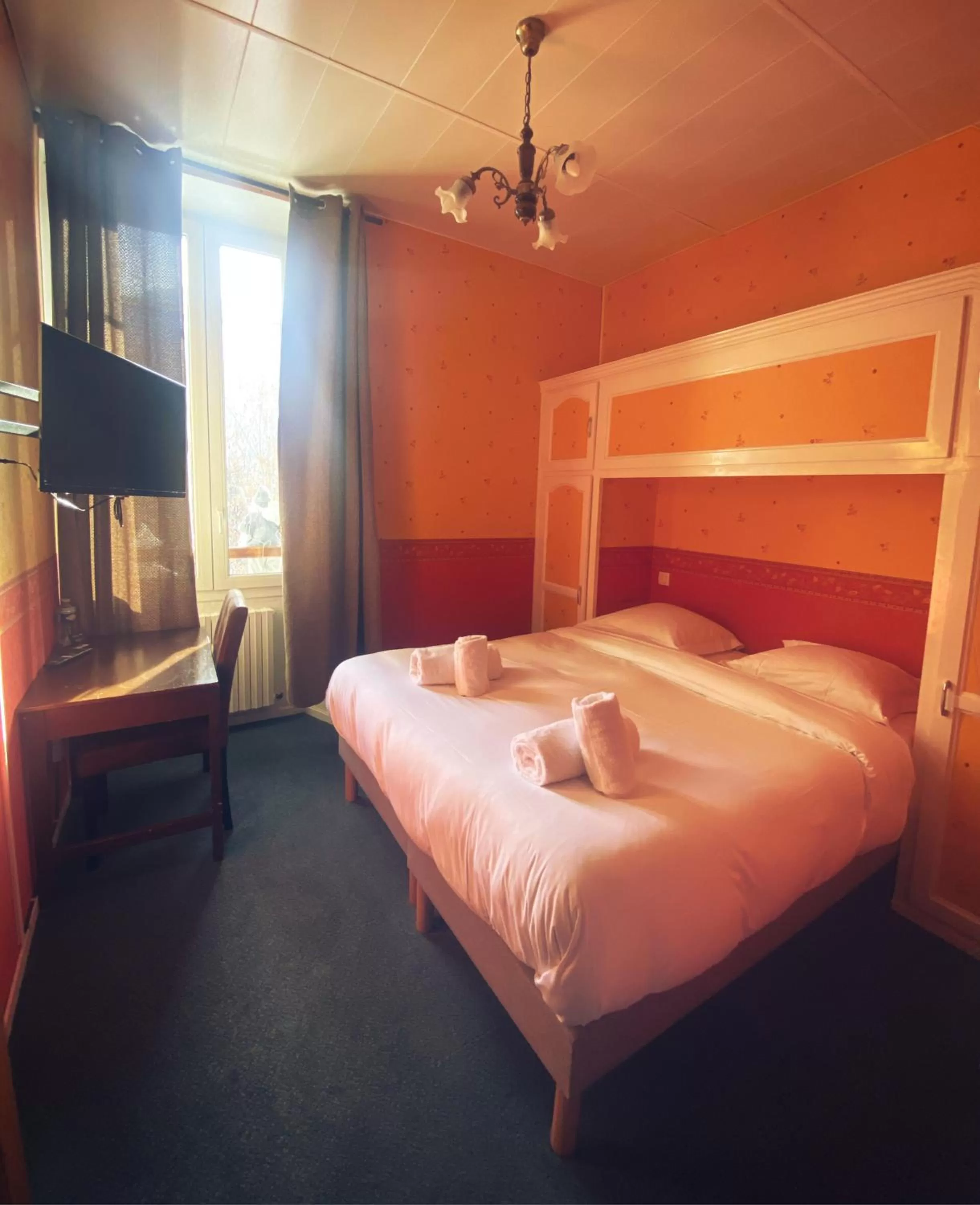 Photo of the whole room, Bed in Hôtel Restaurant "La Petite Auberge"