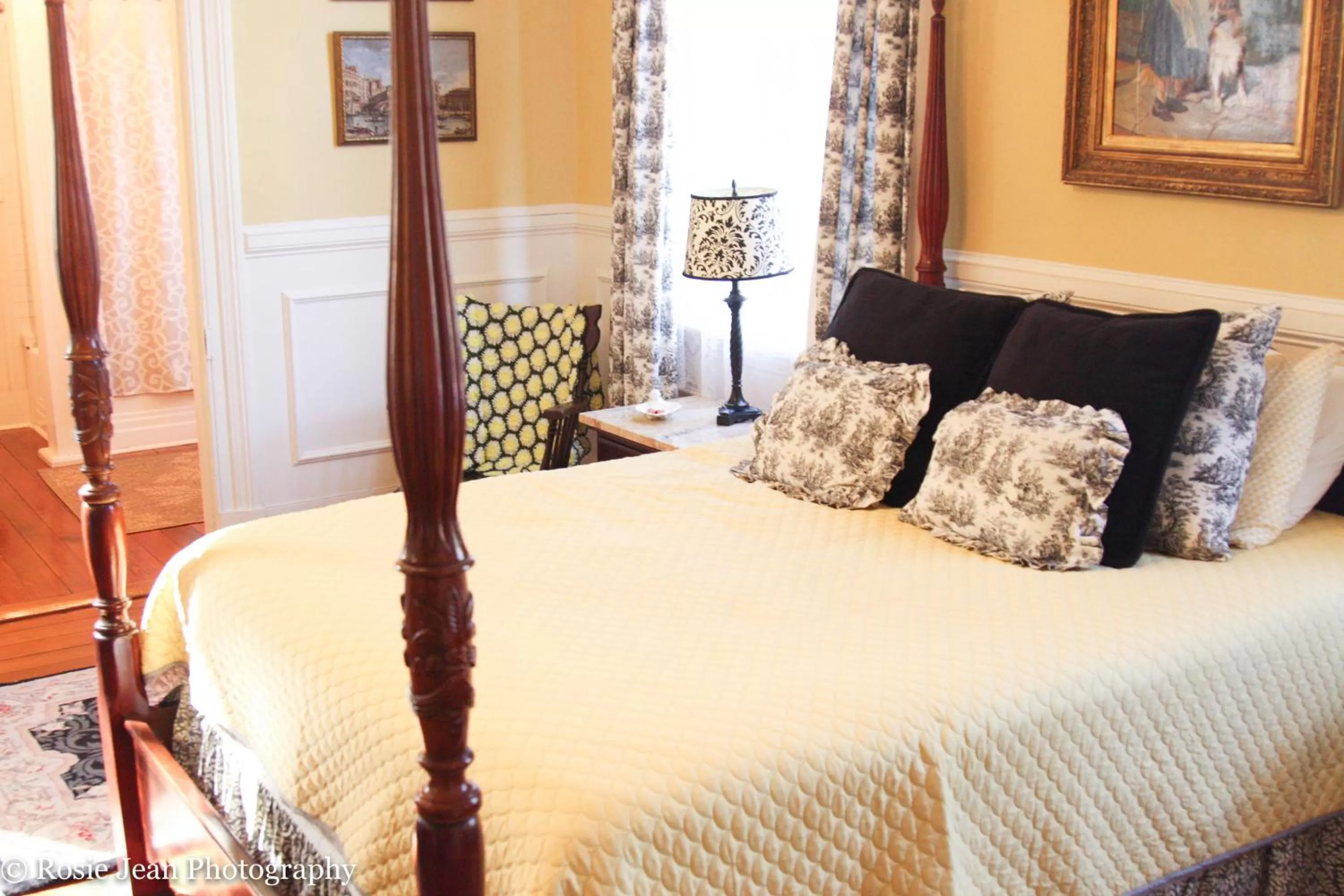 Bed in Flowertown Bed and Breakfast