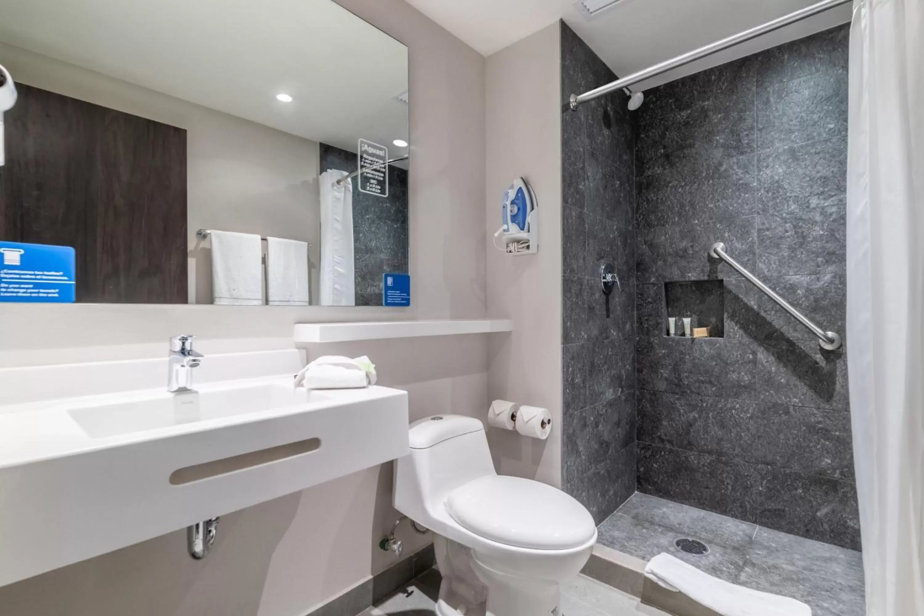 Photo of the whole room, Bathroom in City Express by Marriott Lagos de Moreno