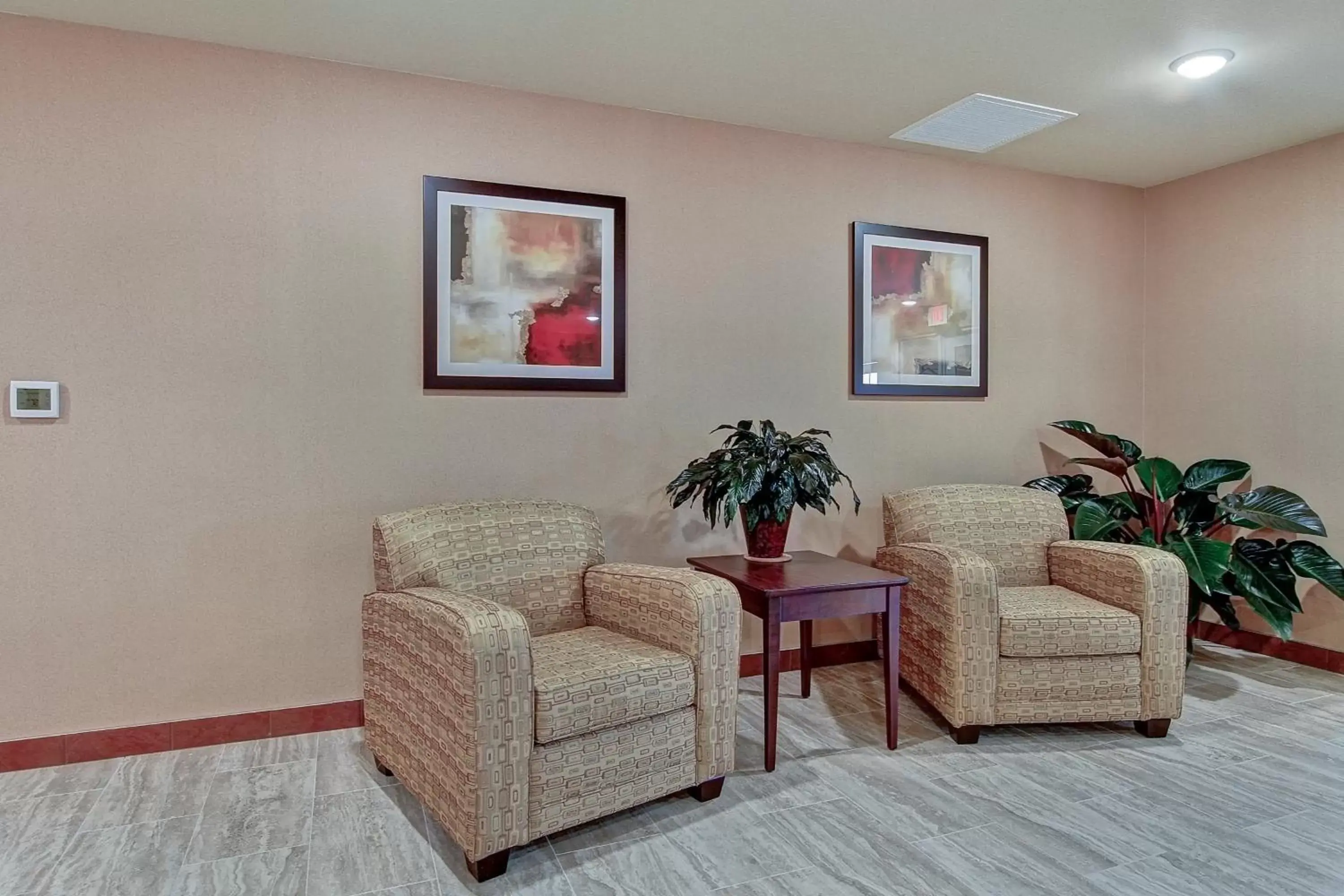 Lobby or reception, Seating Area in Cobblestone Hotel & Suites Pulaski/Green Bay