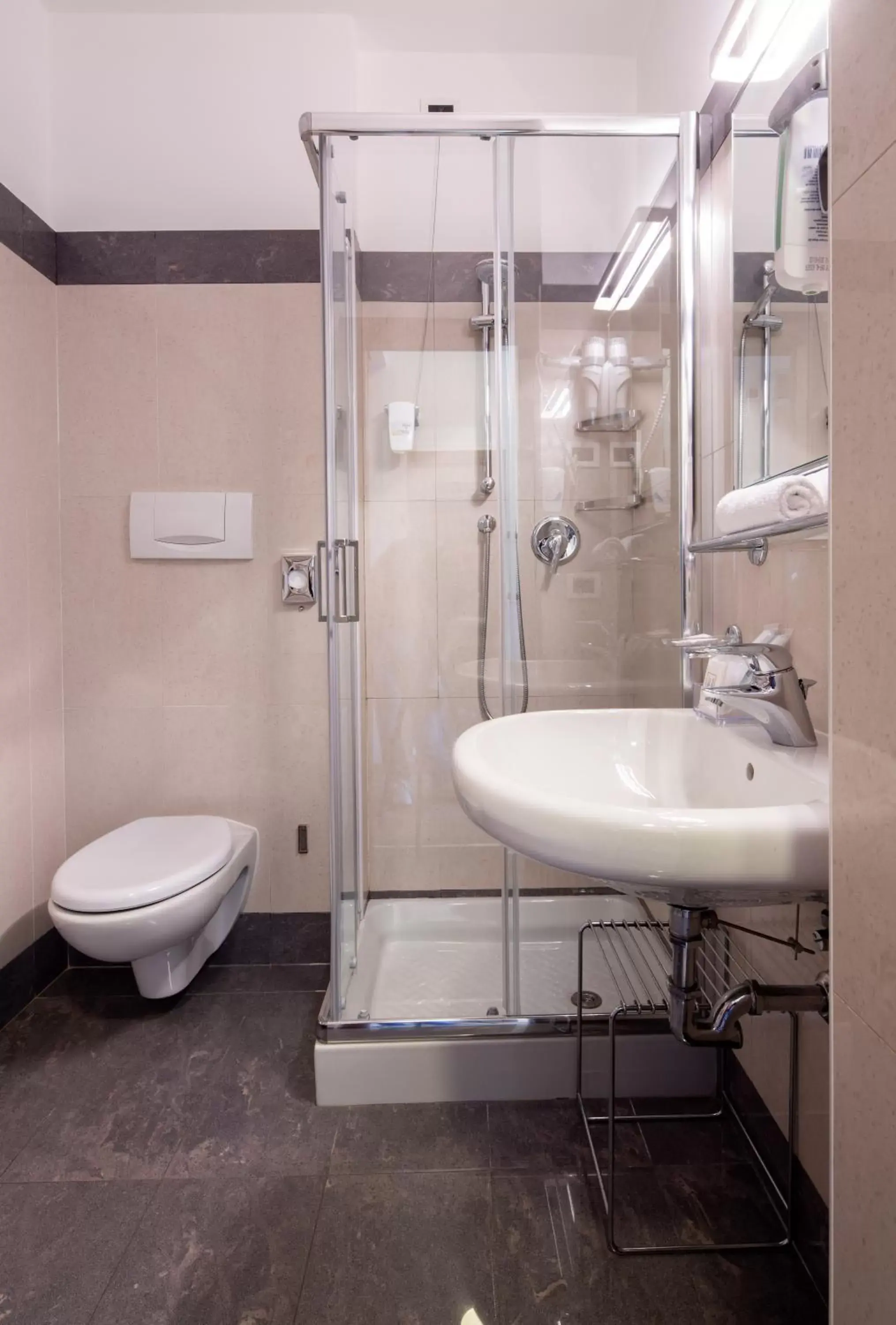 Shower, Bathroom in Best Western Hotel Biri