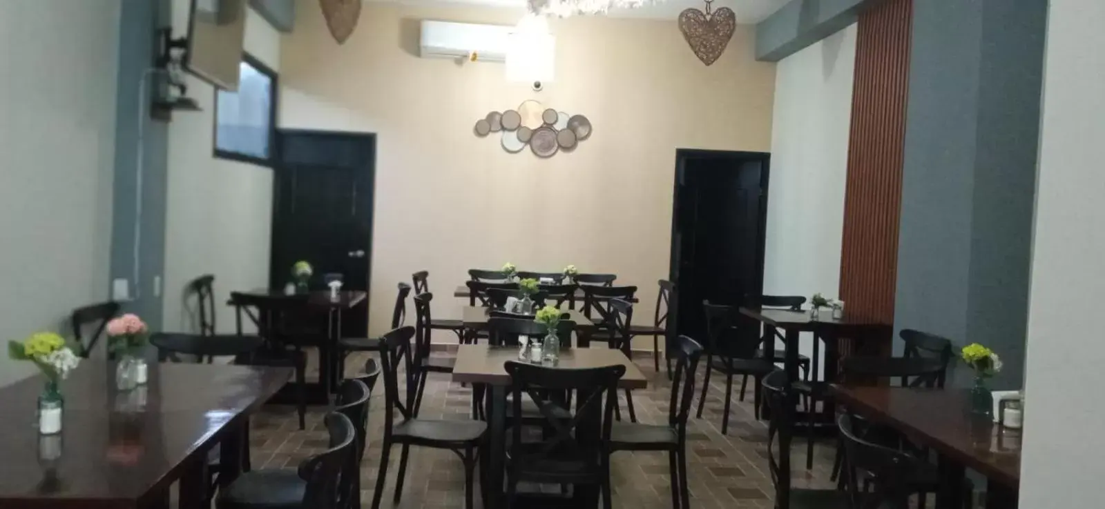 Restaurant/Places to Eat in Hotel Tamtokow