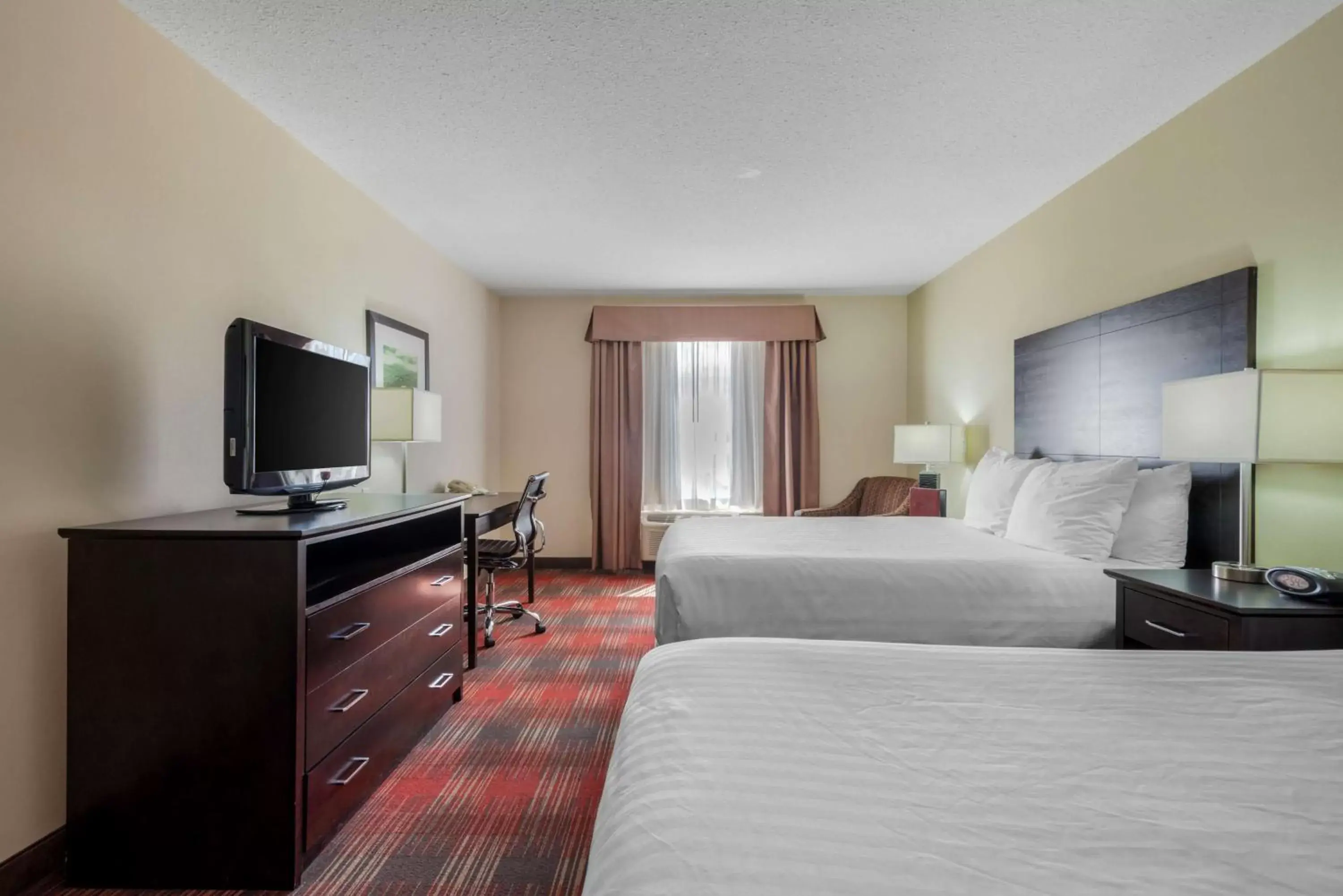 Bedroom, TV/Entertainment Center in Best Western Plus Red Deer Inn & Suite