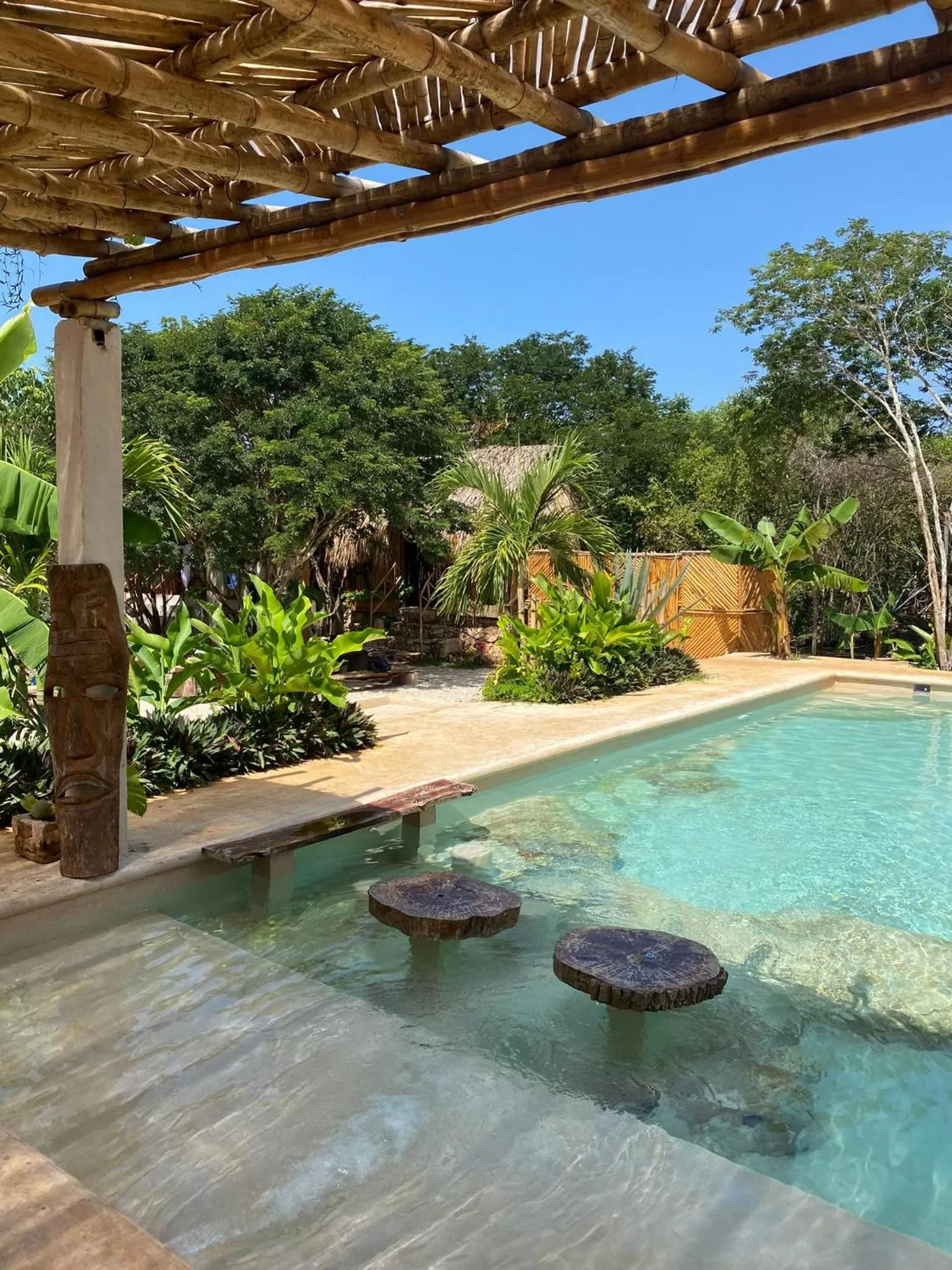 Patio, Swimming Pool in RESET ATEMPORAL