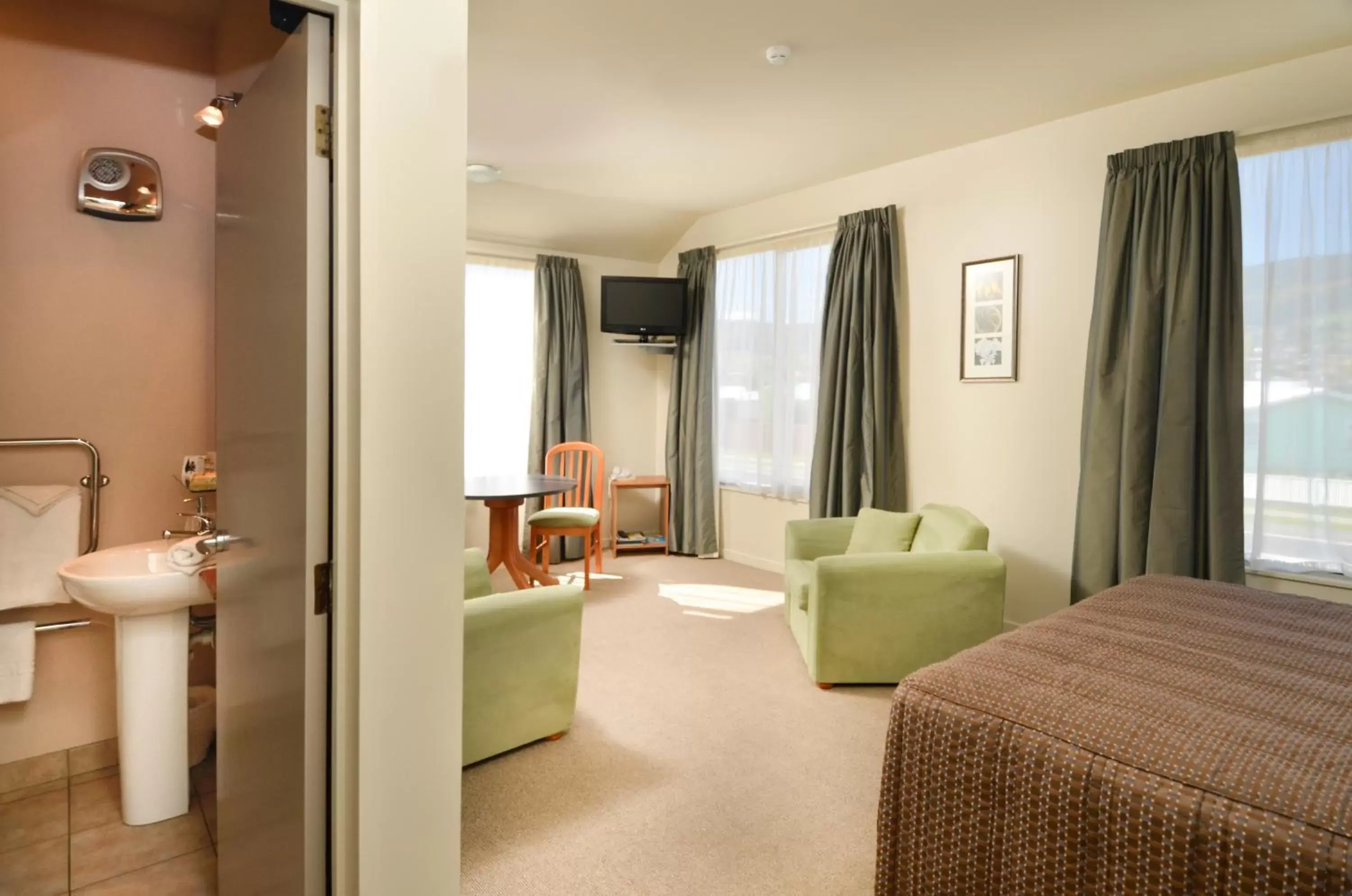 Bathroom, Seating Area in Parkside Motel