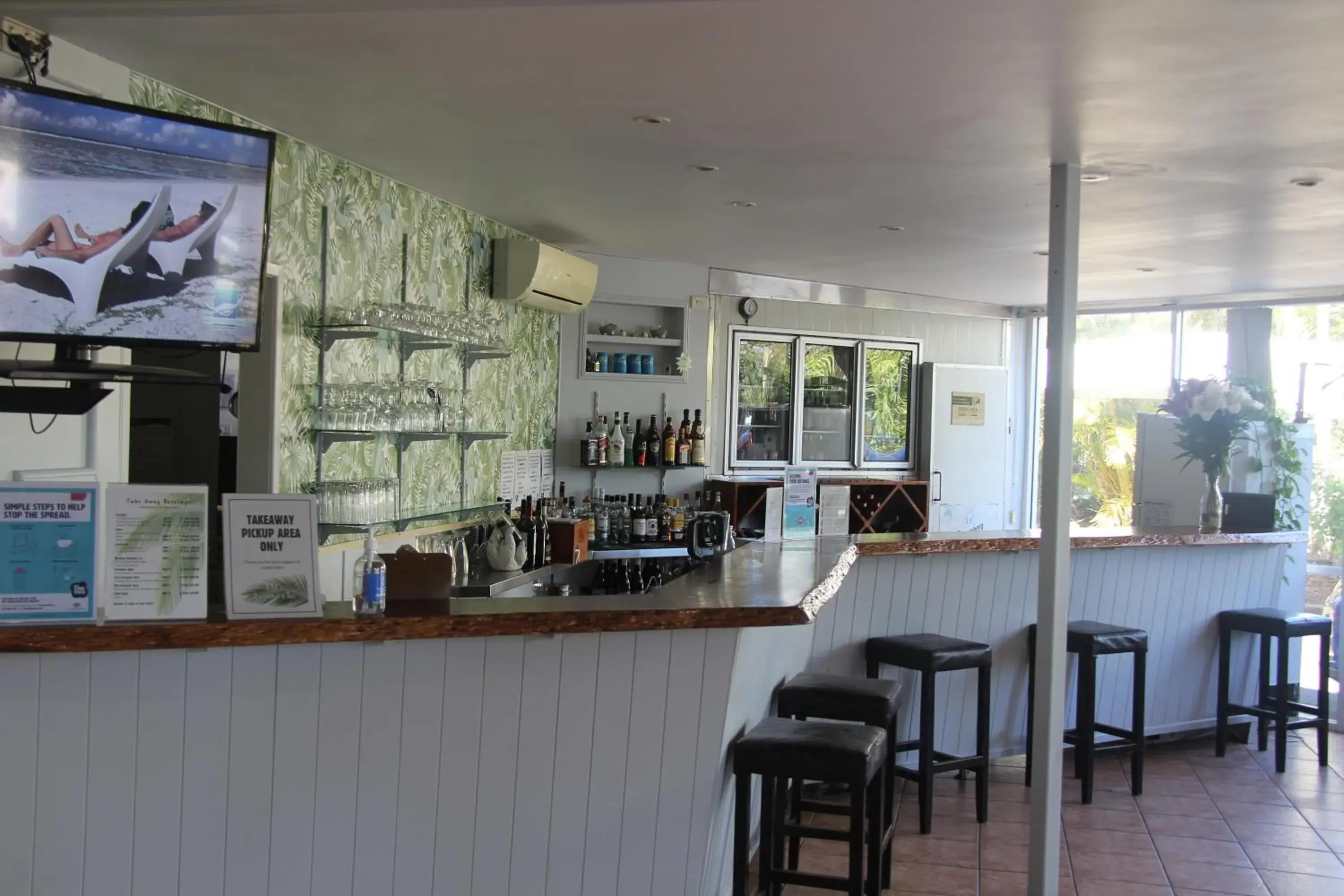 Lounge or bar, Restaurant/Places to Eat in Kellys Beach Resort