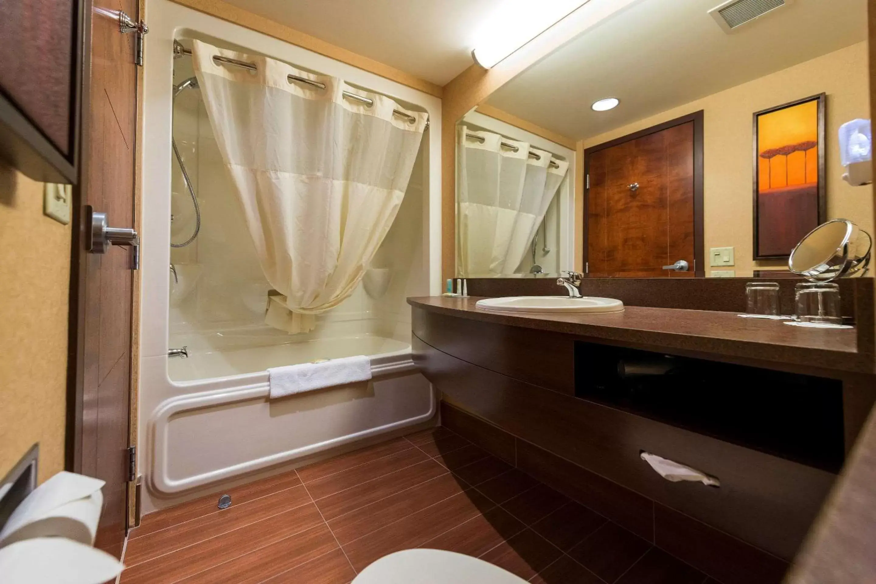 Bathroom in Quality Inn & Suites Lévis