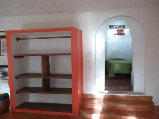 Text overlay, Bed in Maria's Kan Kin