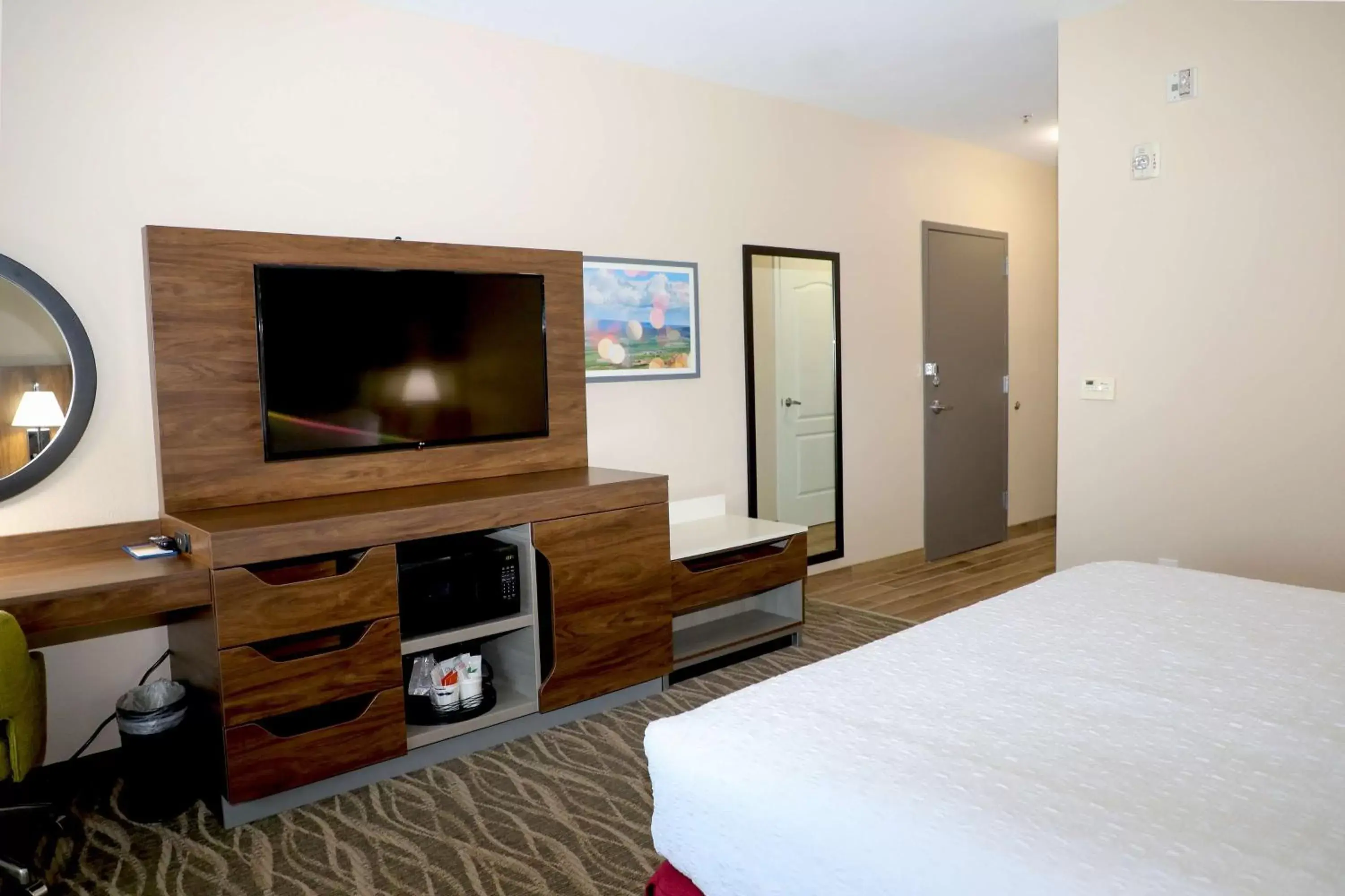 Bed, TV/Entertainment Center in Hampton Inn Ellensburg