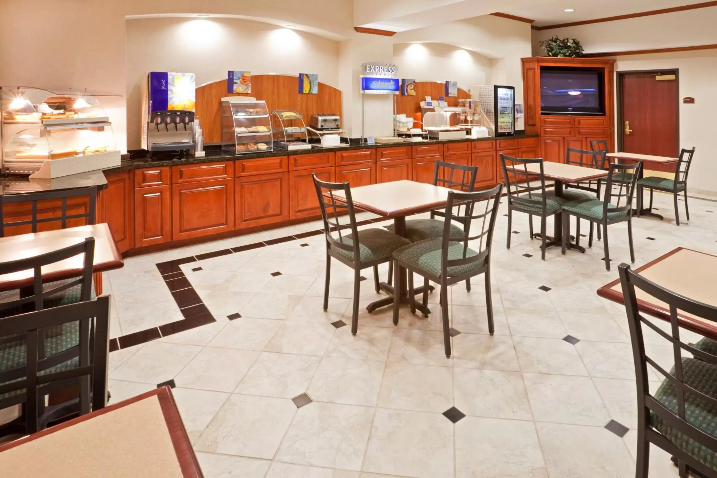 Breakfast, Restaurant/Places to Eat in Holiday Inn Express Hotel & Suites Decatur, TX, an IHG Hotel