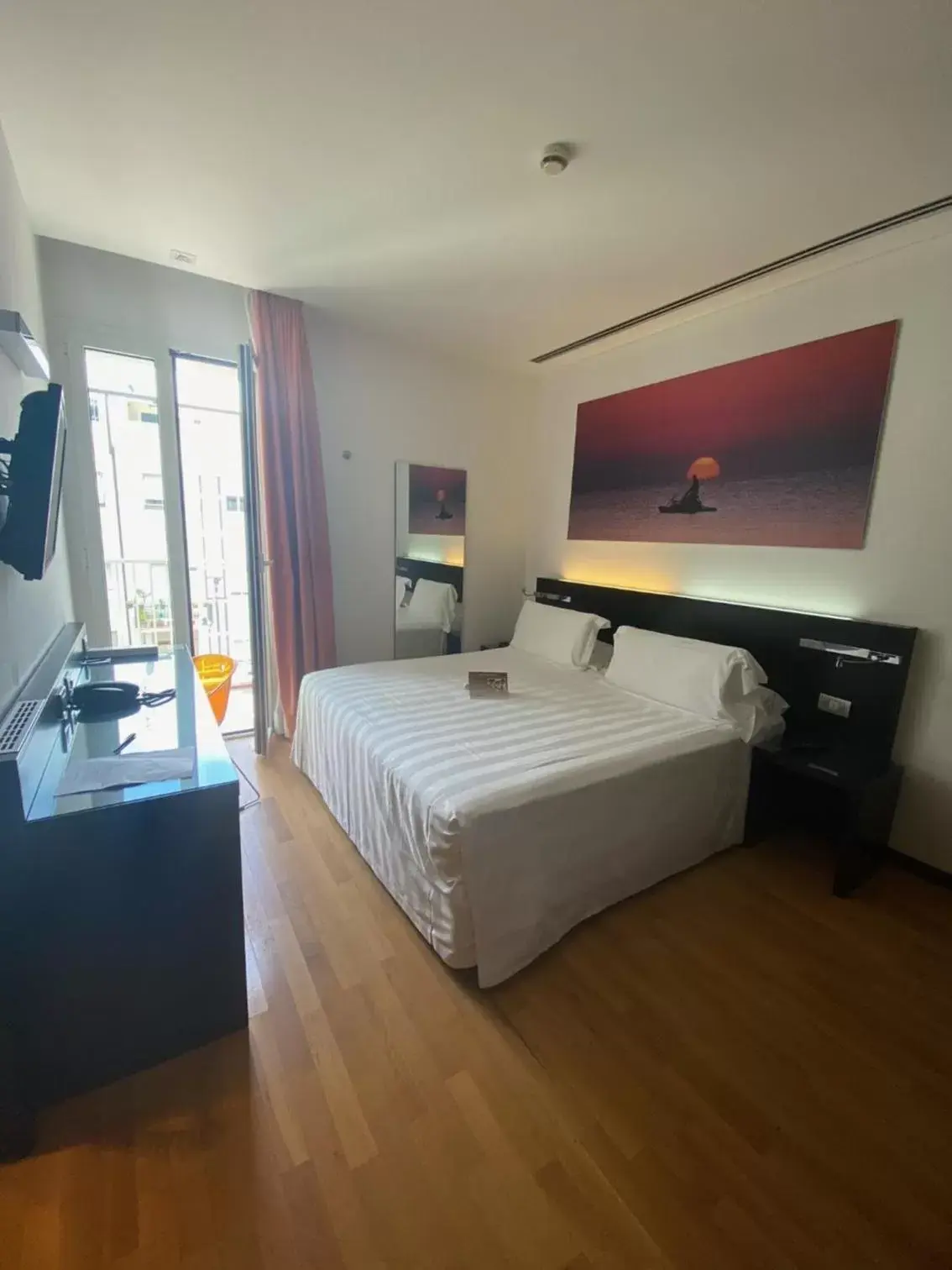 Bedroom, Bed in Card International Hotel