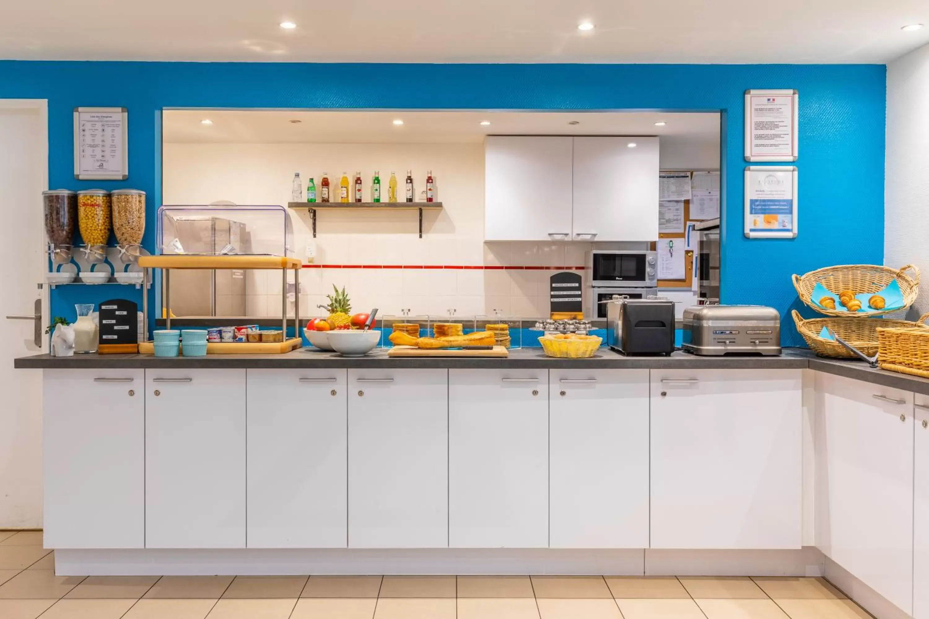 Breakfast, Kitchen/Kitchenette in Zenitude Hôtel-Résidences Magny-les-Hameaux