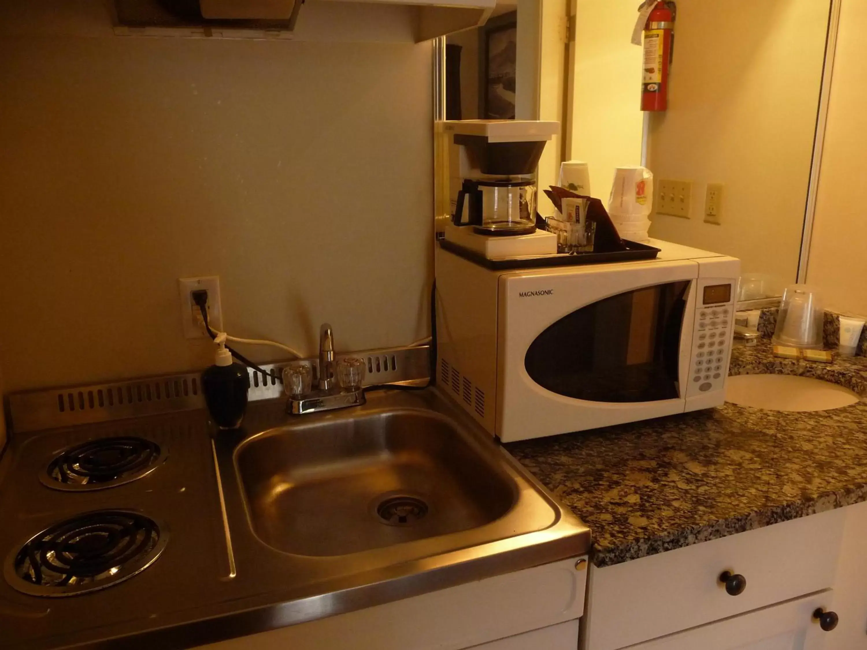 Shower, Kitchen/Kitchenette in Super 8 by Wyndham Kamloops East