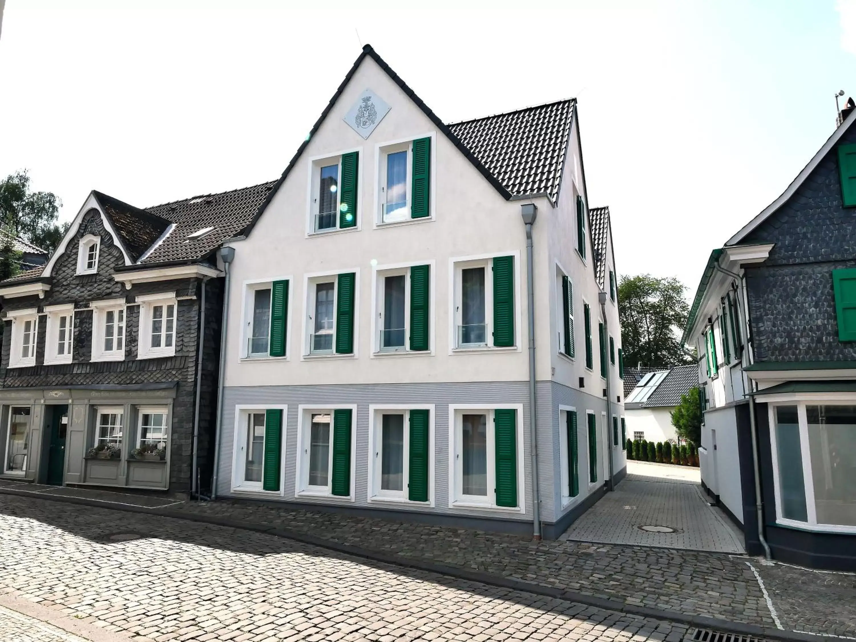 Facade/entrance, Property Building in Hotel Gräfrather Hof