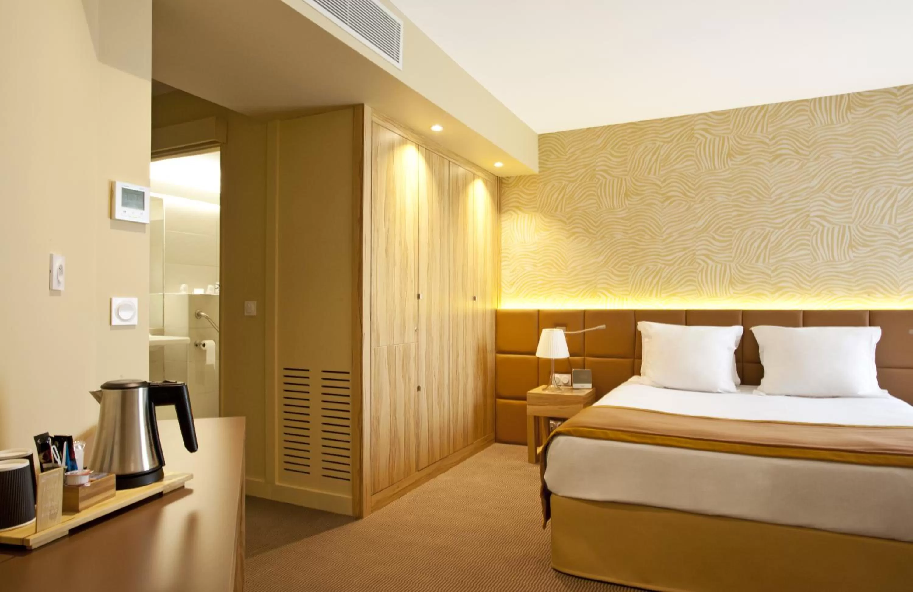 Bed in Golden Tulip Avignon Le Paradou