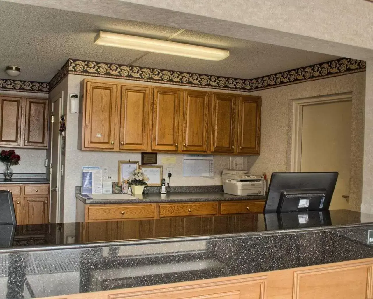 Kitchen/Kitchenette in Rodeway Inn Richmond