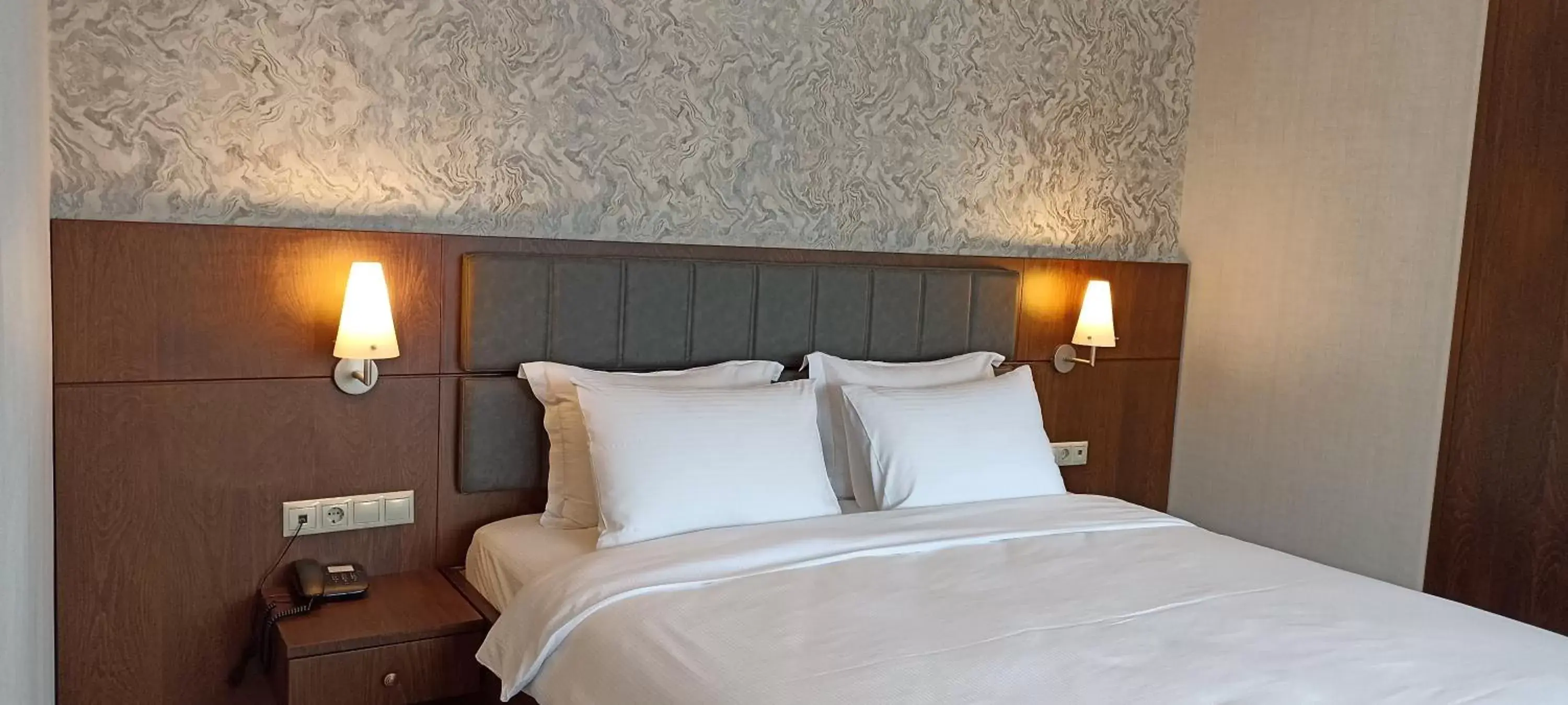 Bedroom, Bed in Iris Hotel