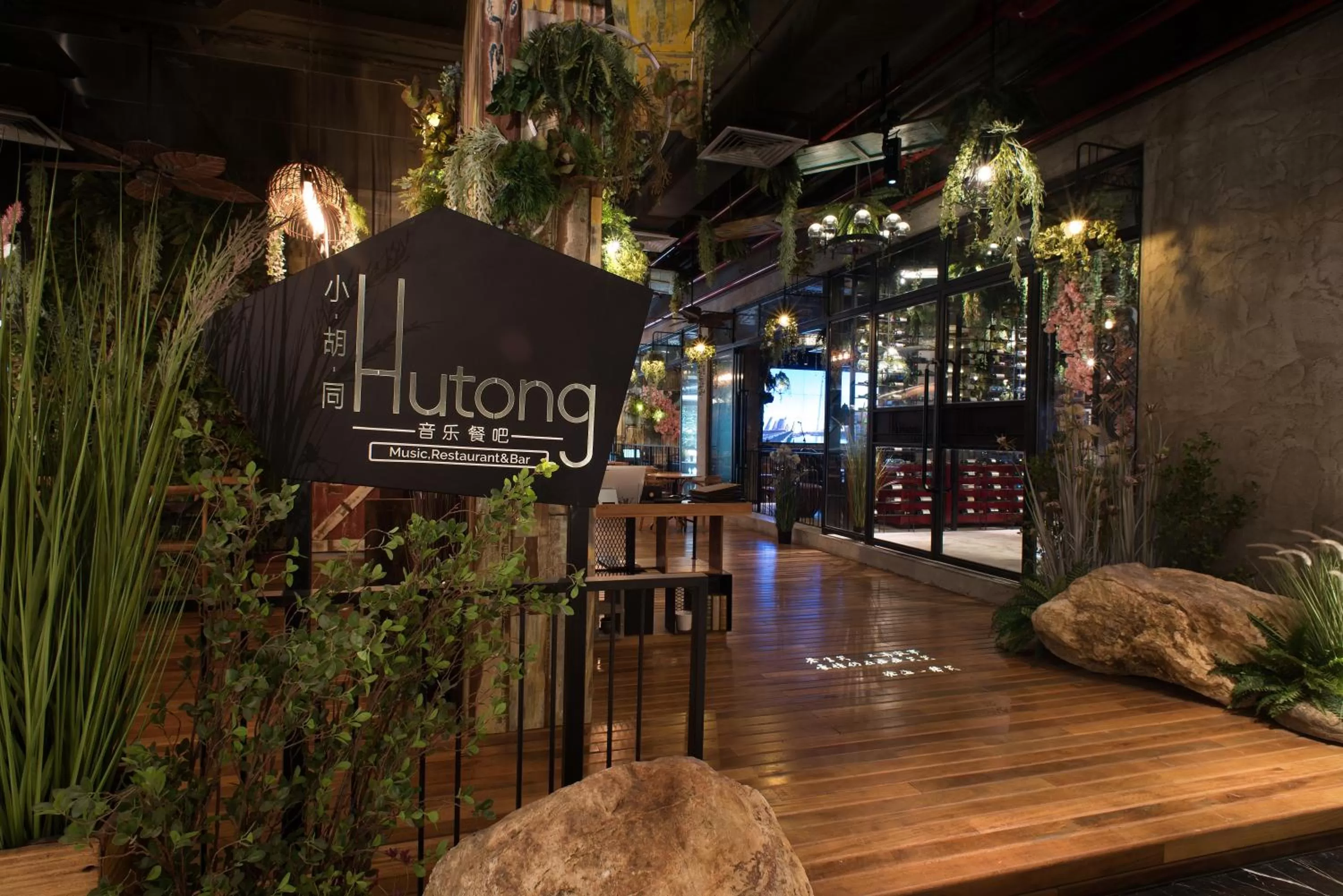 Restaurant/places to eat in Vangohh Eminent Hotel & Spa