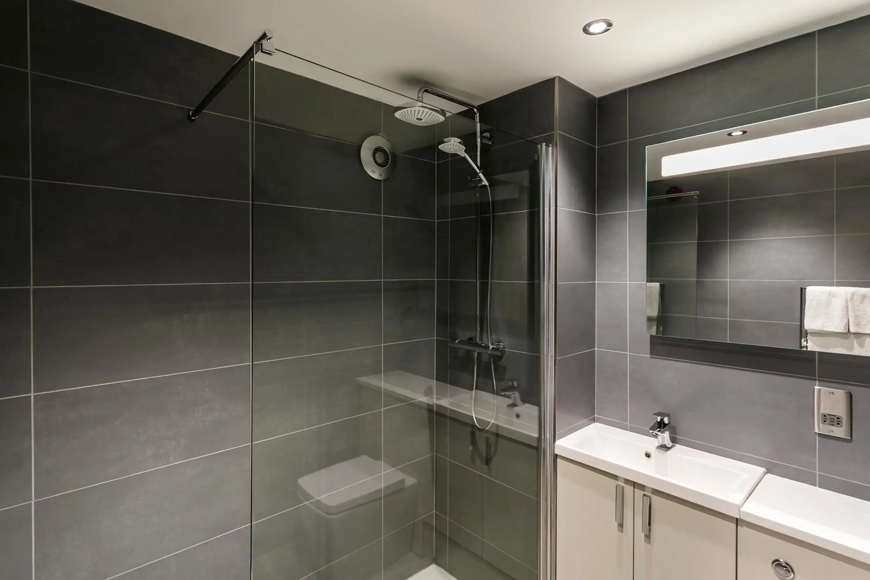 Shower, Bathroom in The Gamekeeper's Inn