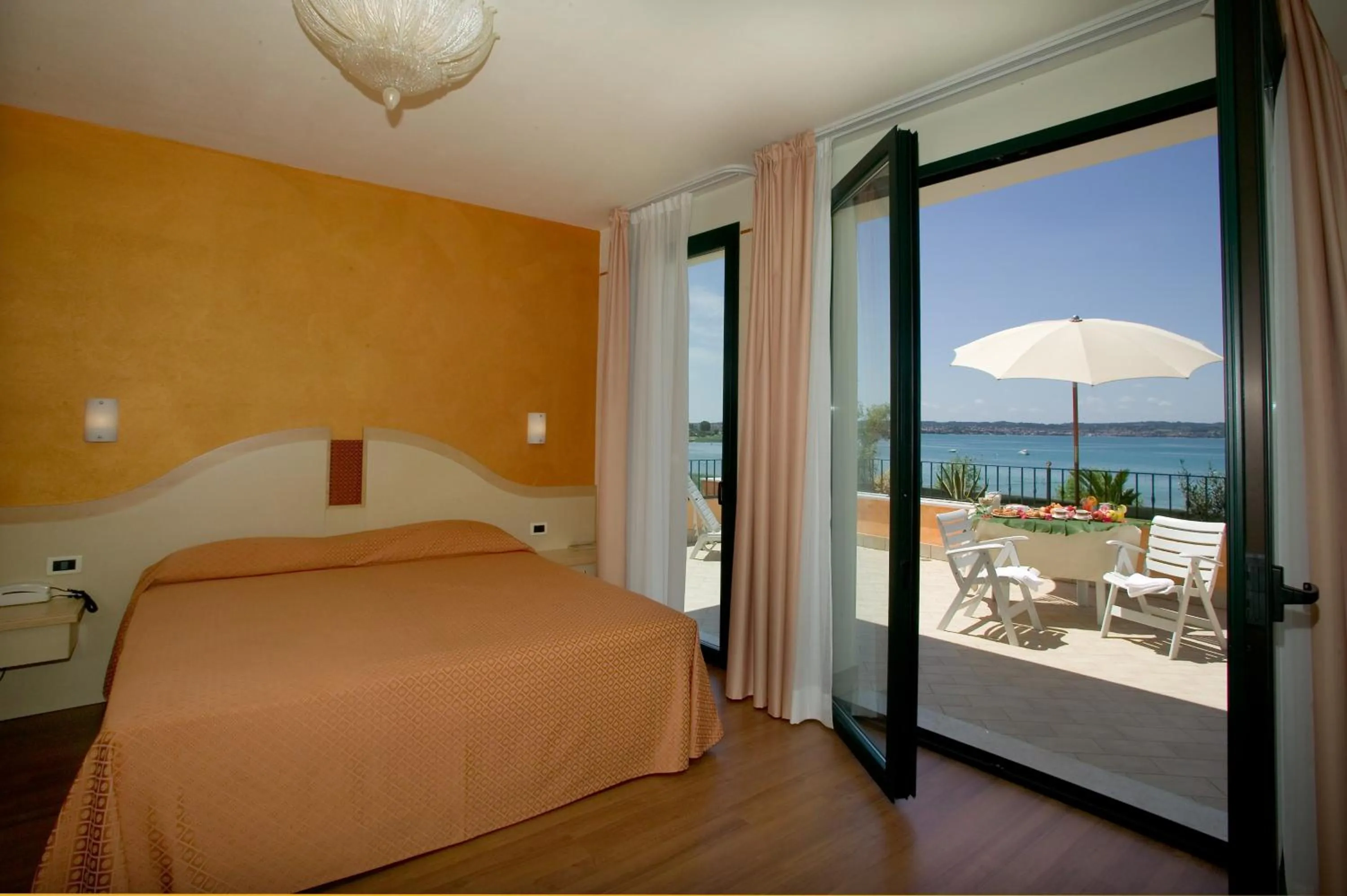 Property building, Bed in Hotel La Rondine