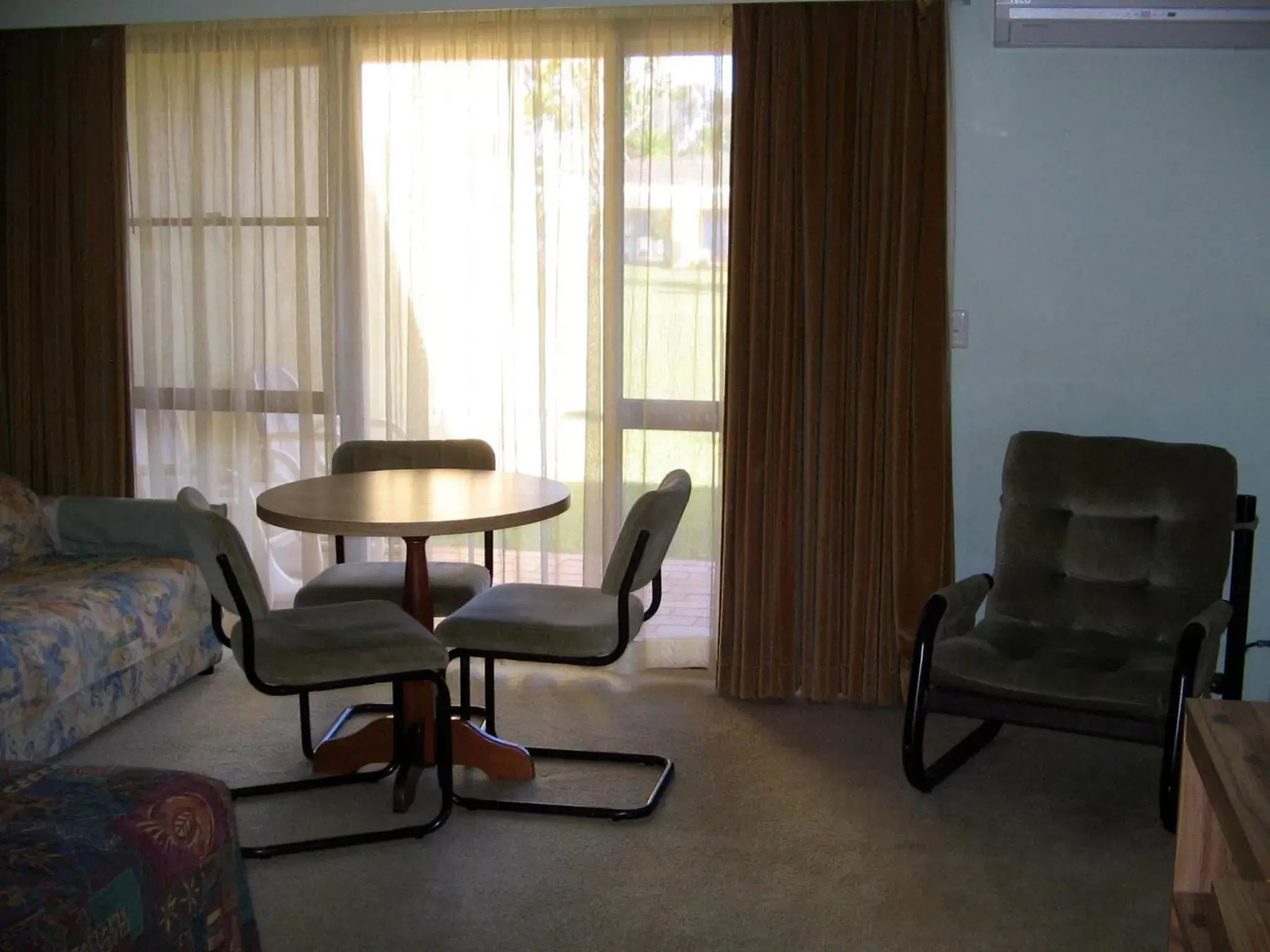 Day, Seating Area in The Nambucca Motel