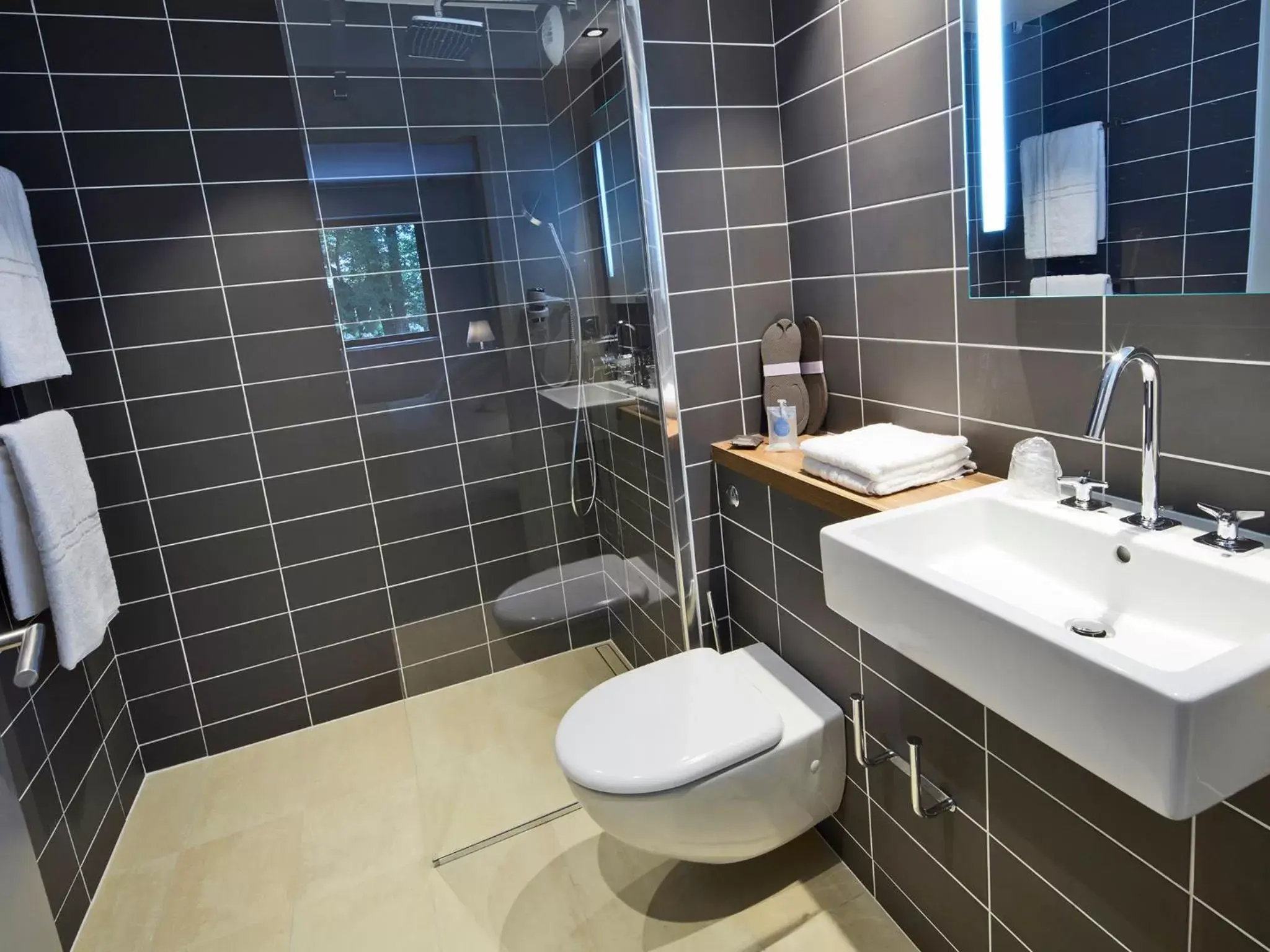 Bathroom in Kyriad Prestige Pau – Palais des Sports