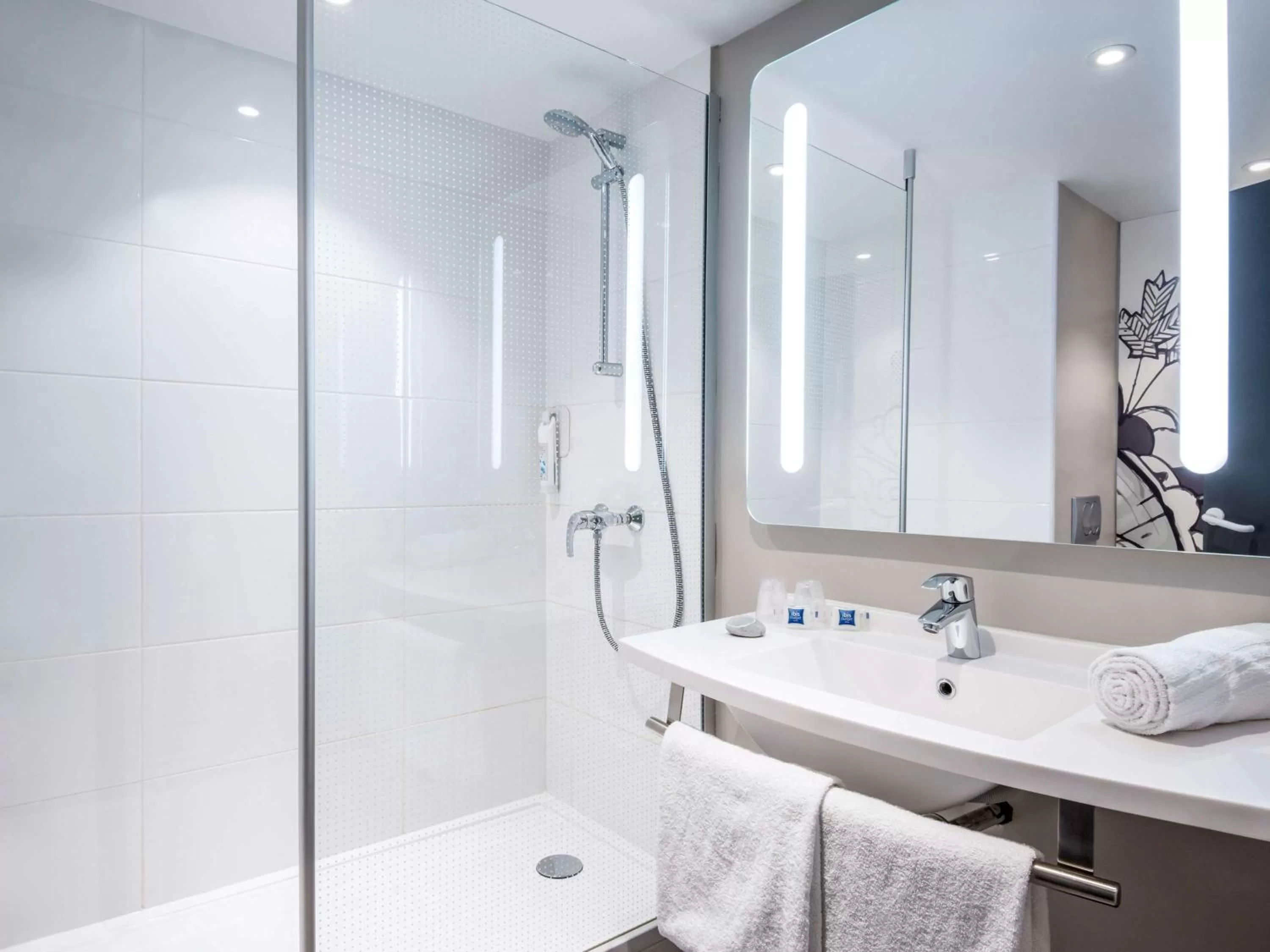 Shower in ibis budget Nice Californie Lenval