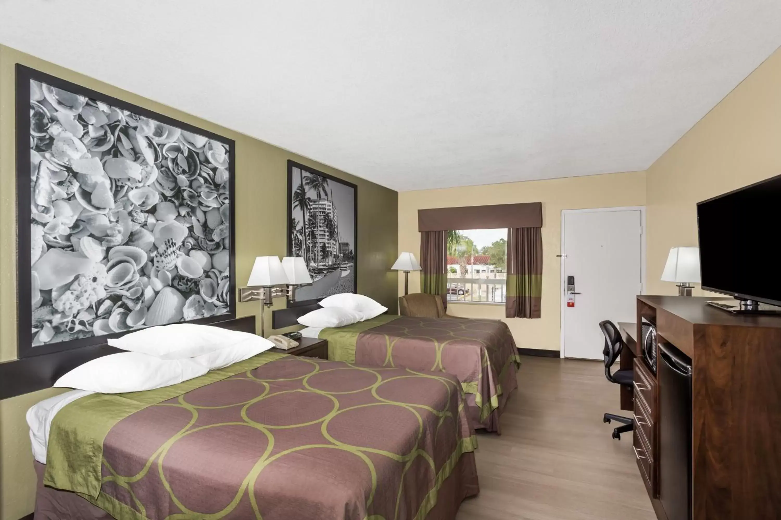 Bed in Super 8 by Wyndham Sarasota Near Siesta Key Bed in Super 8 by Wyndham Sarasota Near Siesta Key