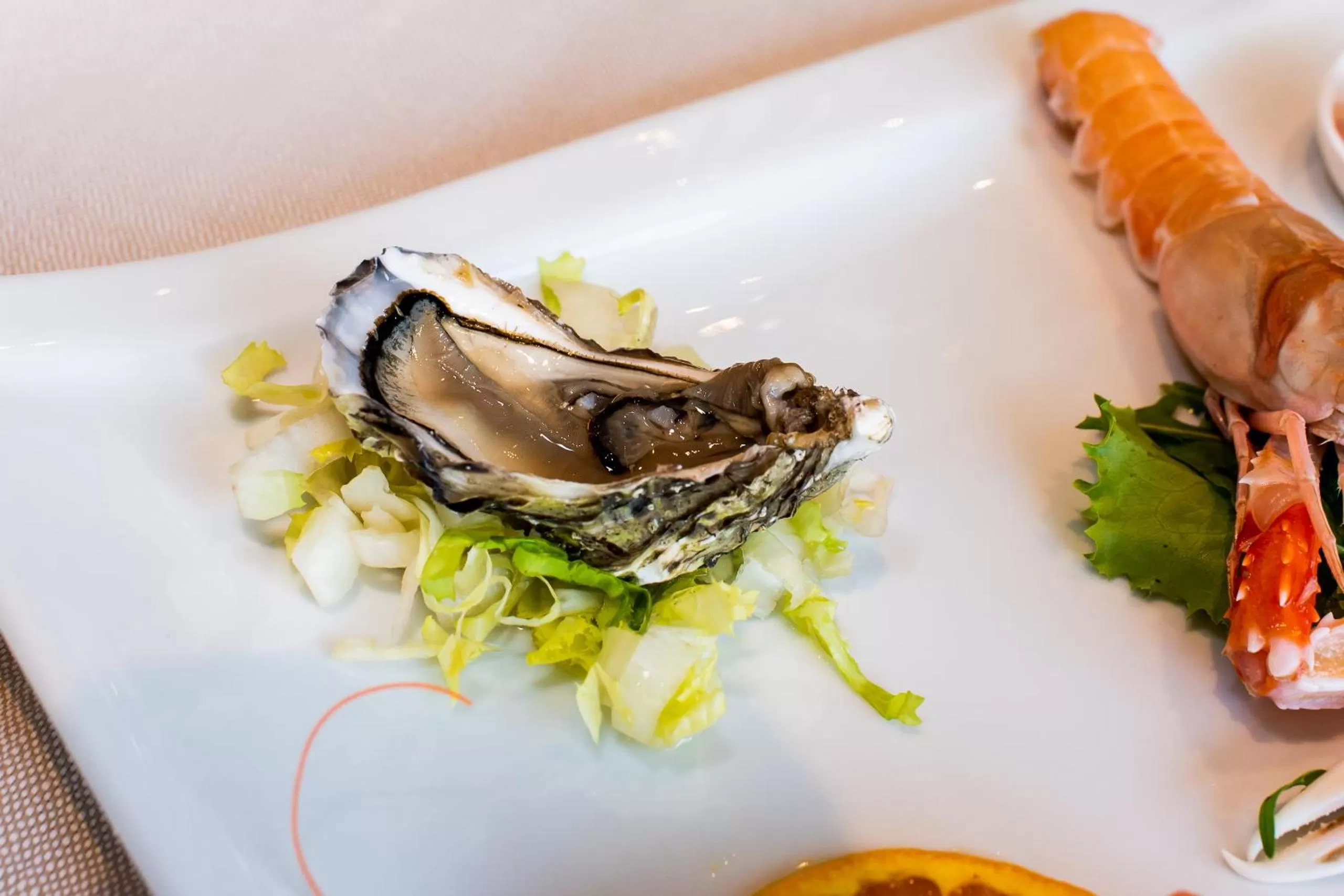 Restaurant/places to eat in M2 Hotel